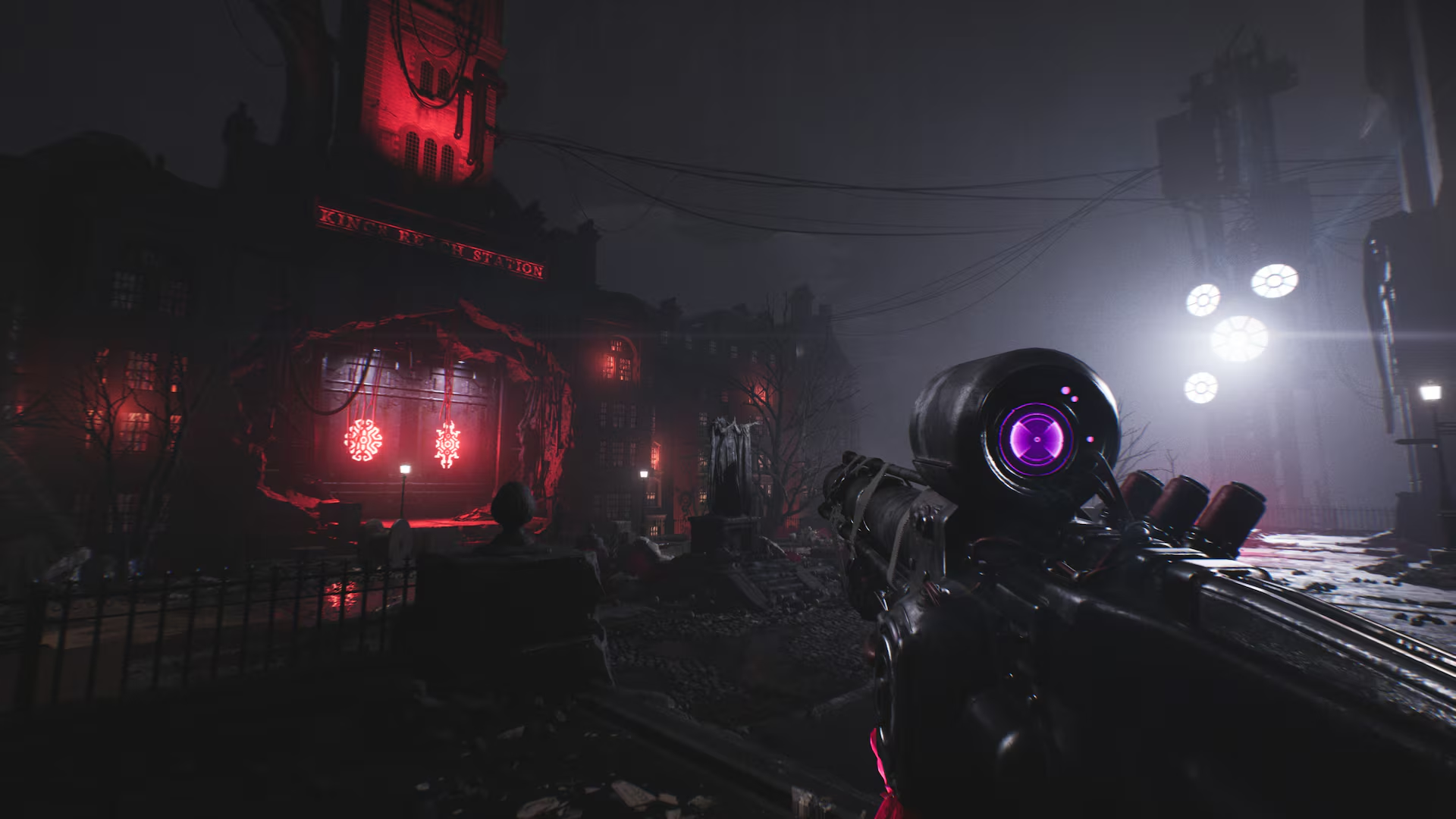 Vista in prima persona di un'arma futurista davanti a una stazione buia illuminata di rosso.