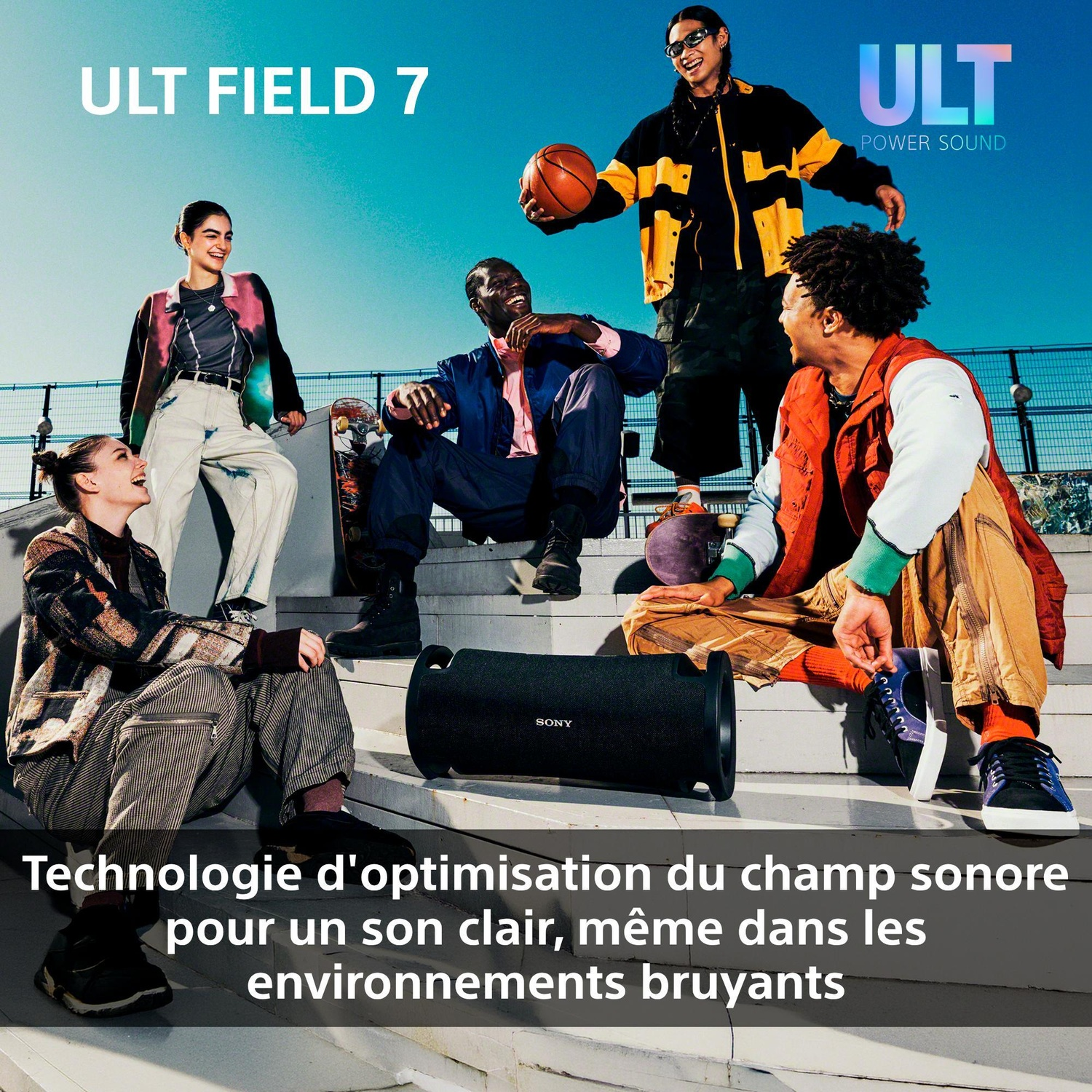 Cinq amis se détendent sur des marches de skatepark au soleil, avec une enceinte Sony noire au premier plan.