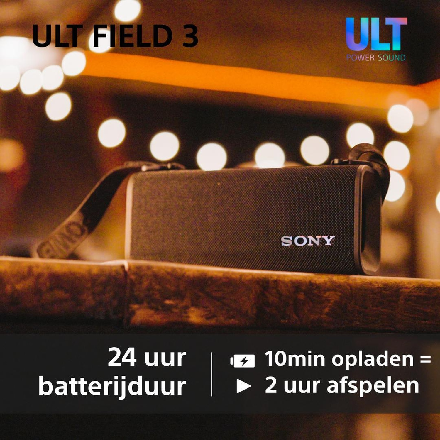 Sony ULT Field 3 speaker op een houten oppervlak met wazige lichtjes op de achtergrond.