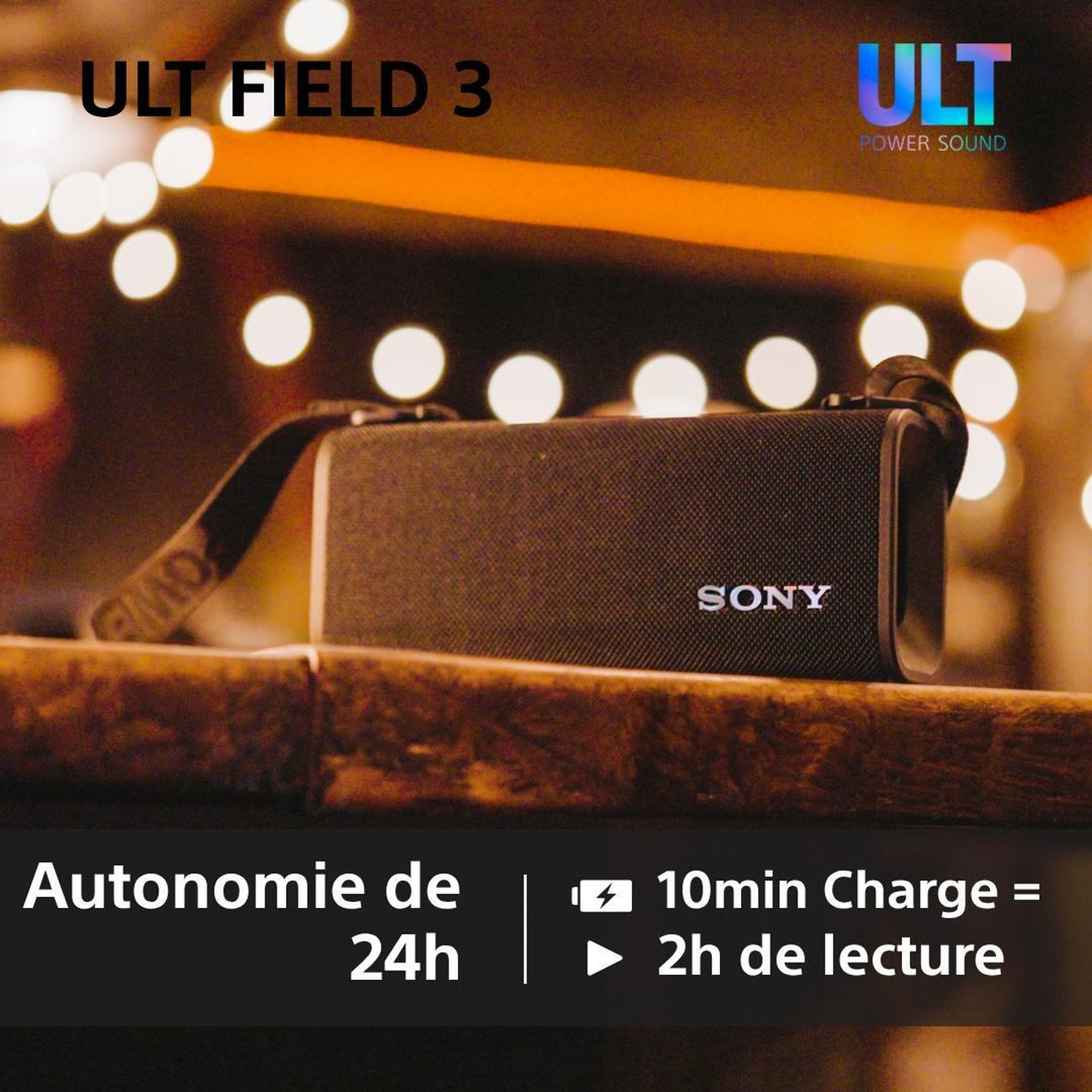 Enceinte Sony ULT Field 3 sur une surface en bois avec fond bokeh chaud.