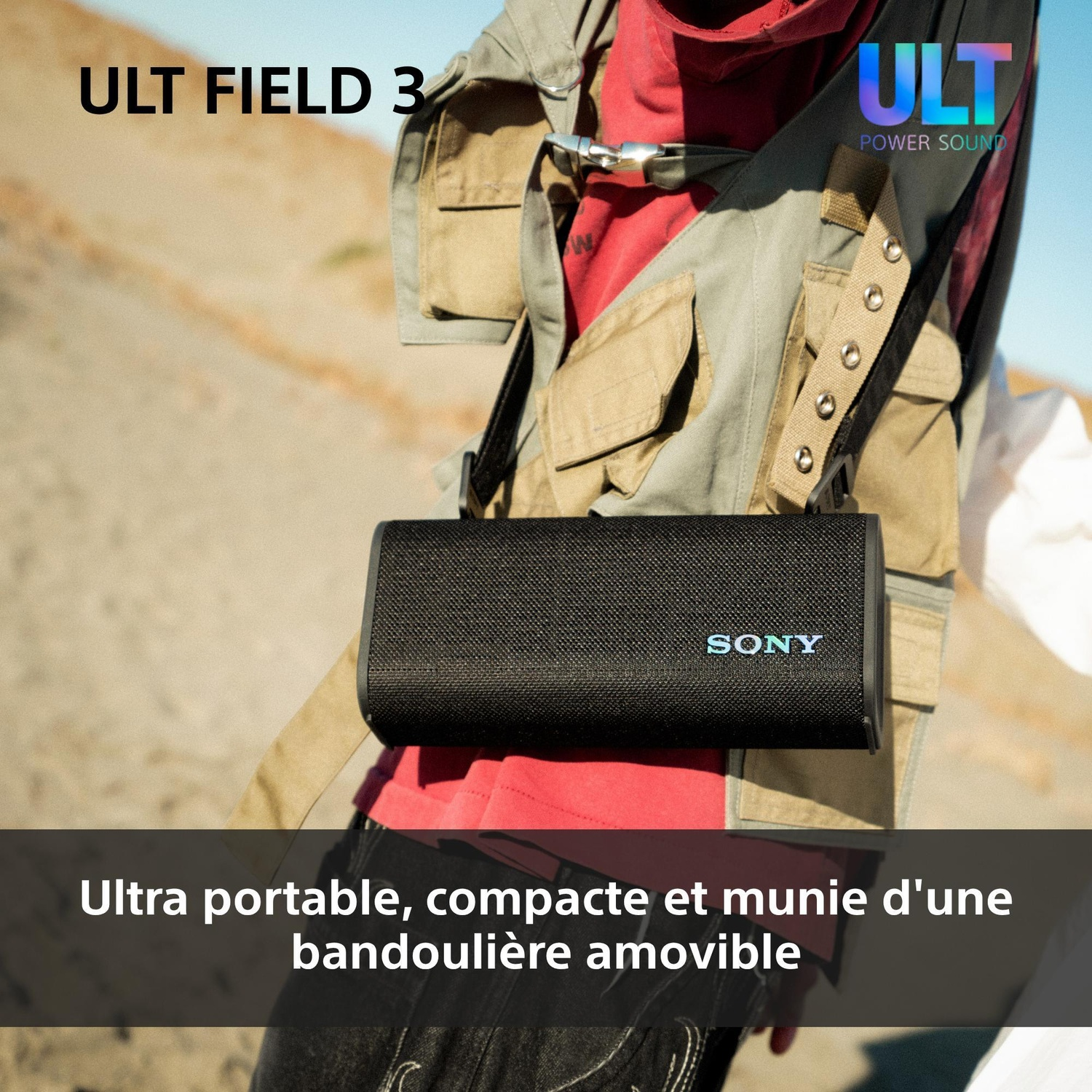 Une personne porte une enceinte Sony noire avec une bandoulière à l'extérieur.