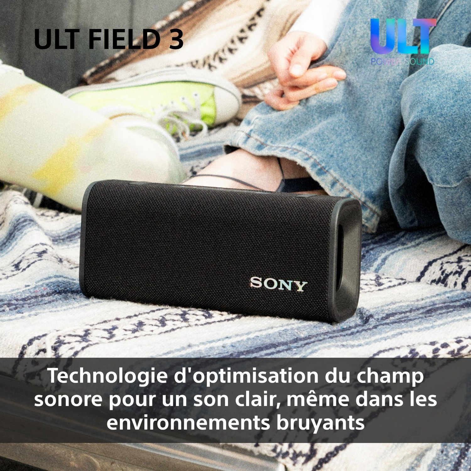 Une enceinte Bluetooth Sony ULT Field 3 noire repose sur une couverture.