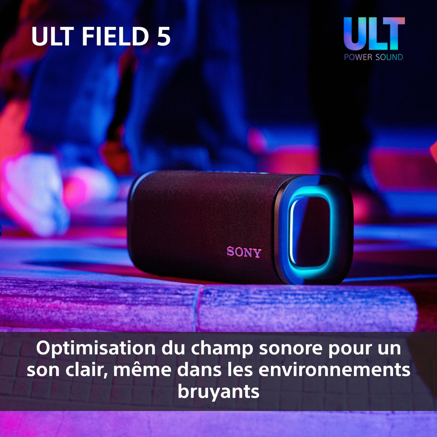 Enceinte Sony ULT FIELD 5 avec lumière bleue sur une scène illuminée.