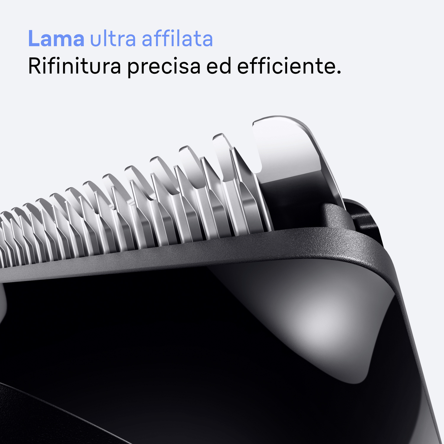Primo piano di una lama per rifinitore argentata ultra affilata su corpo nero con testo in italiano.