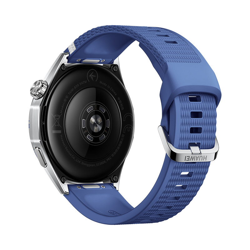 Parte trasera de un reloj inteligente azul con hebilla metálica y sensores, sobre fondo negro.