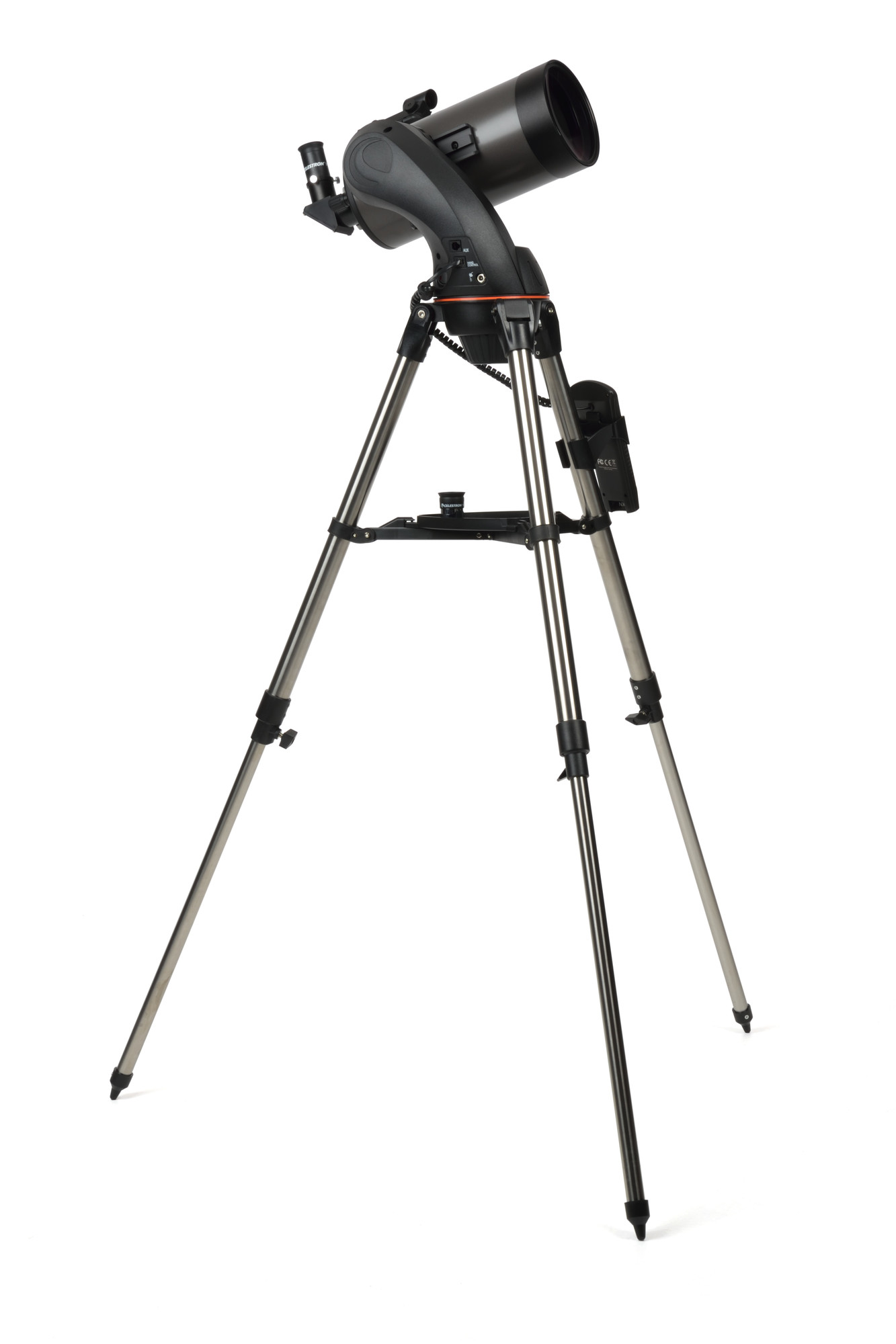 Beyaz arka plan üzerinde bir tripod üzerine monte edilmiş teleskop.