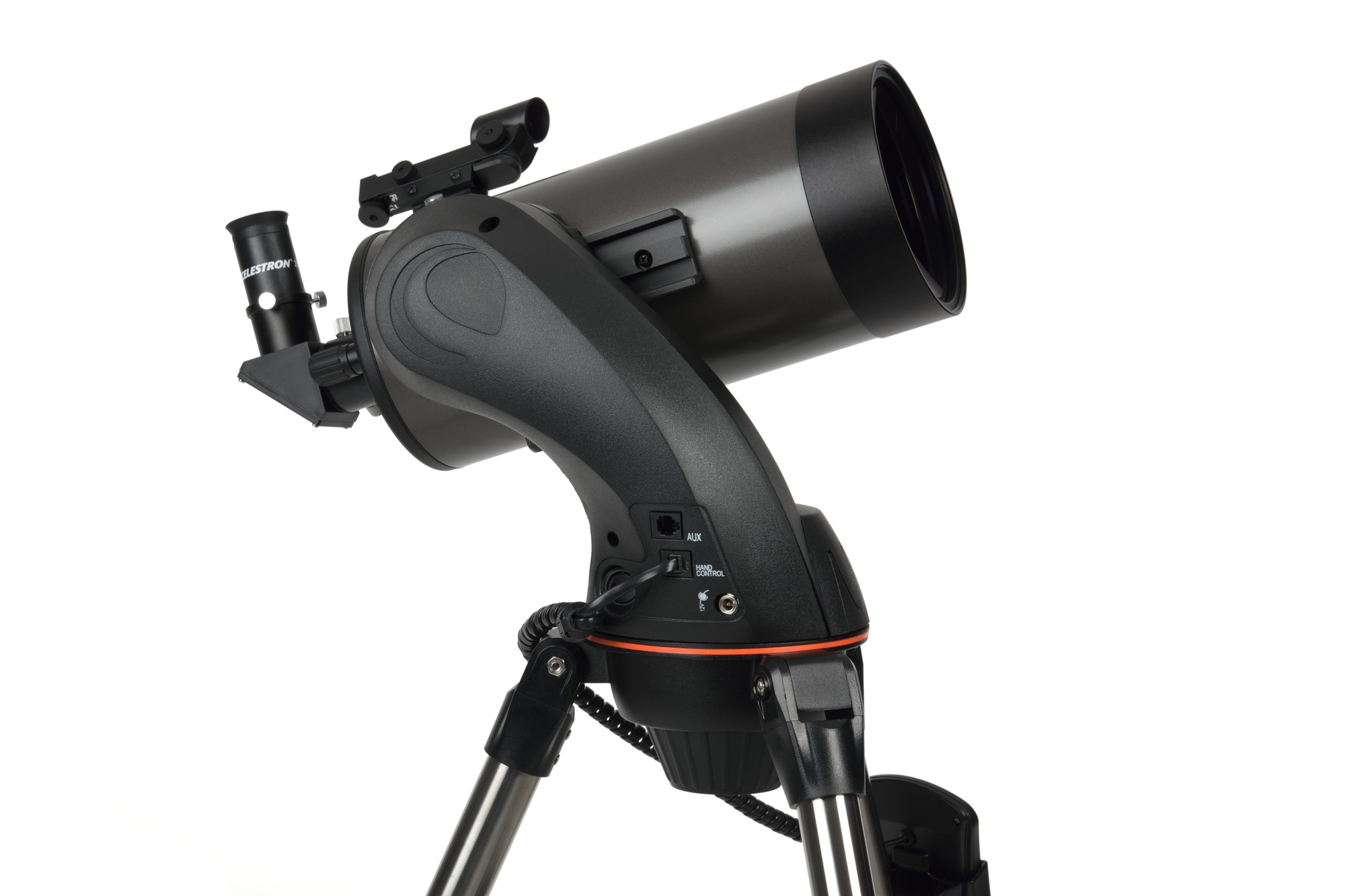 Beyaz arka plan üzerinde sağlam bir tripod üzerine monte edilmiş koyu optik tüplü modern bir teleskop.