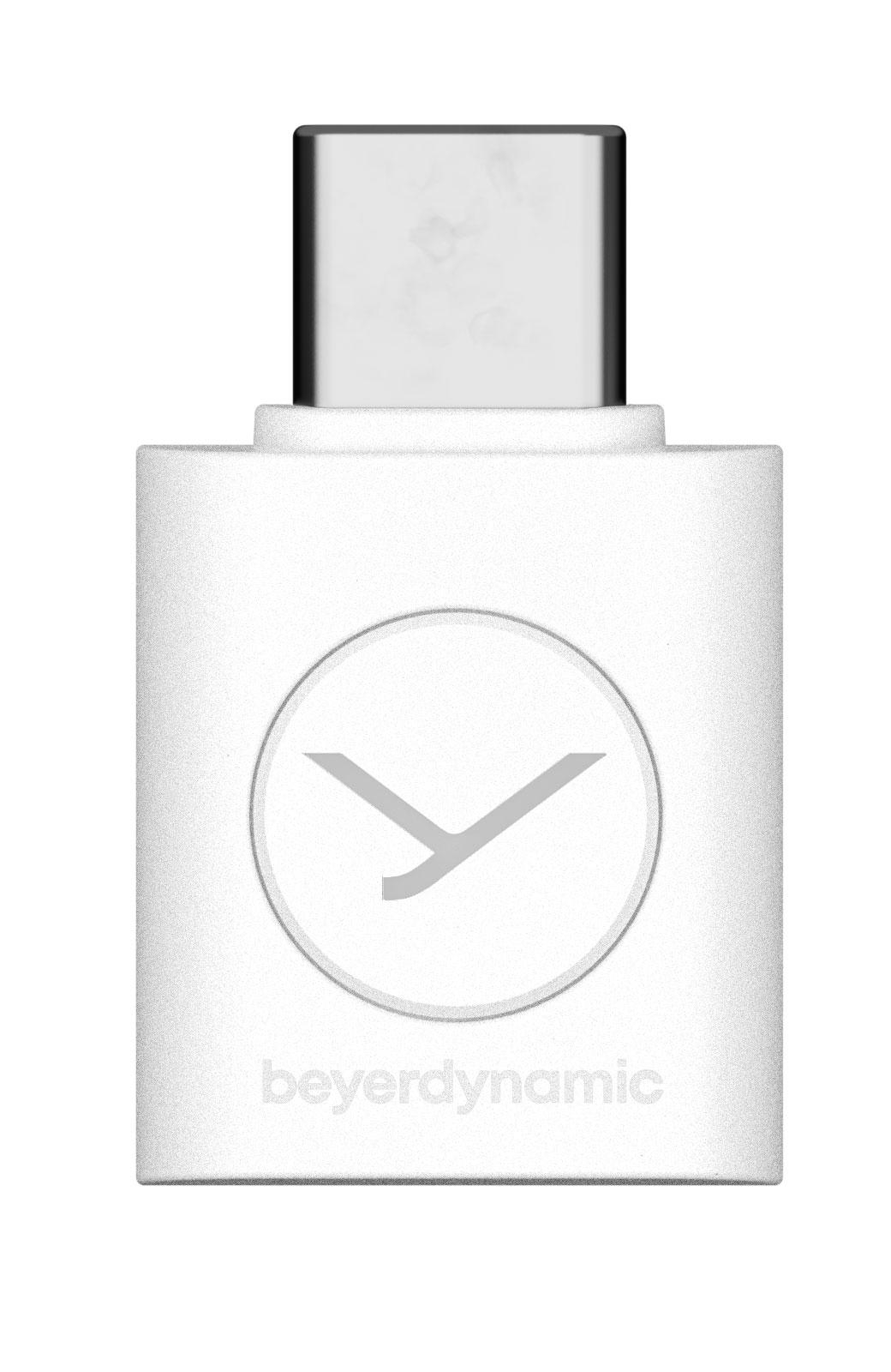Ein weißer Beyerdynamic USB-C Adapter mit einem kreisförmigen Logo auf der Vorderseite vor weißem Hintergrund.