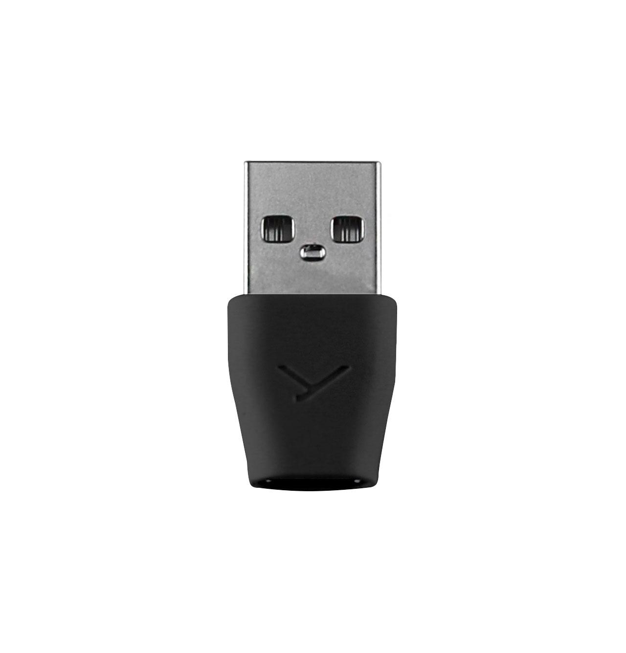 Ein silberner USB-A-Stecker mit einer schwarzen Kunststoffkappe auf weißem Hintergrund.