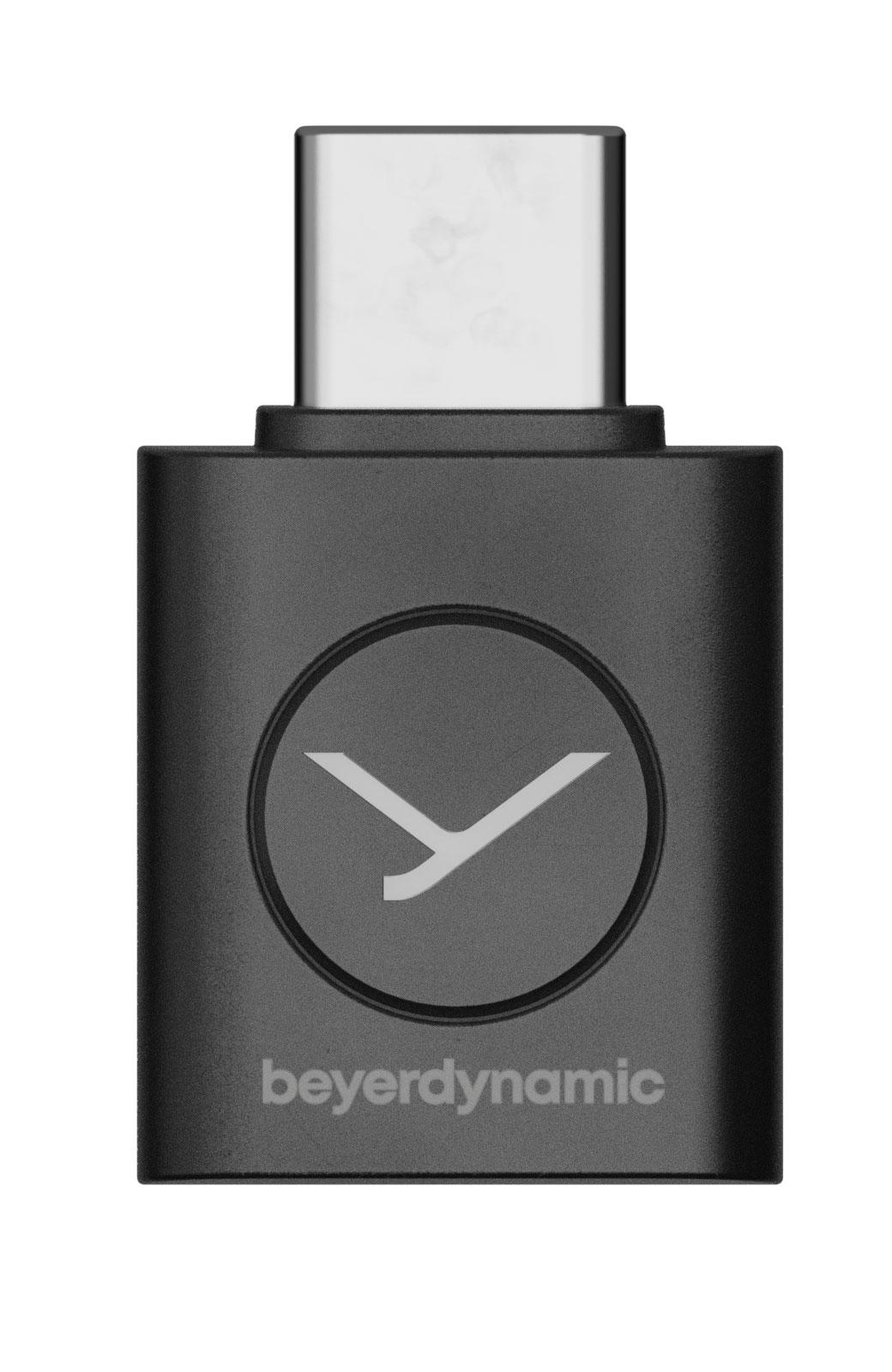 Ein schwarzer USB-C-Adapter mit dem beyerdynamic-Logo auf der Vorderseite.