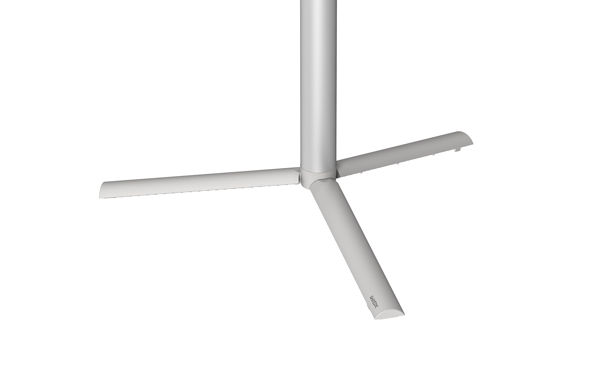Beyaz arka plan üzerinde üç ayaklı ve dikey sütunlu gümüş metal stant tabanı.