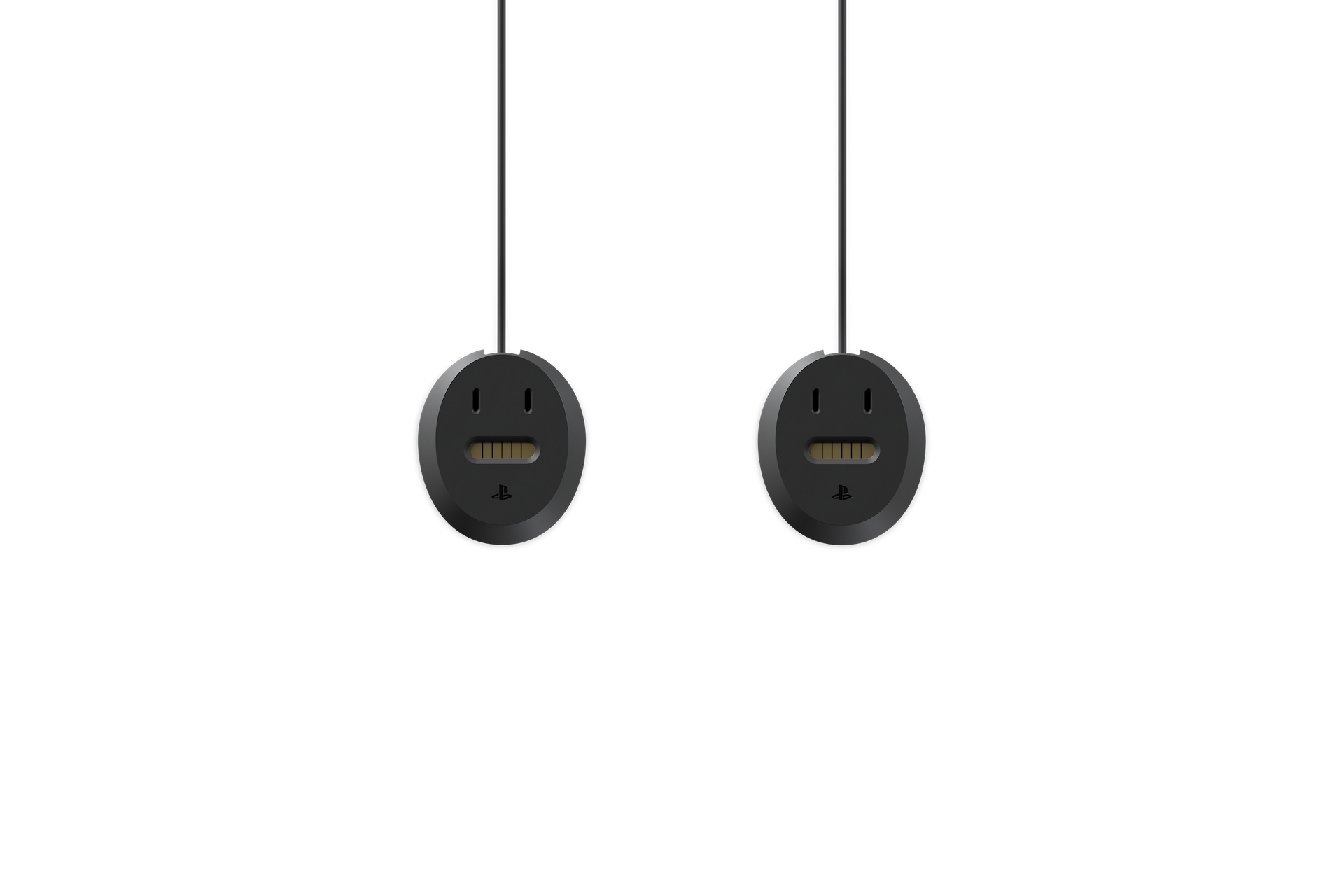 Zwei schwarze Ladekabel mit runden Enden hängen vor einem weißen Hintergrund.