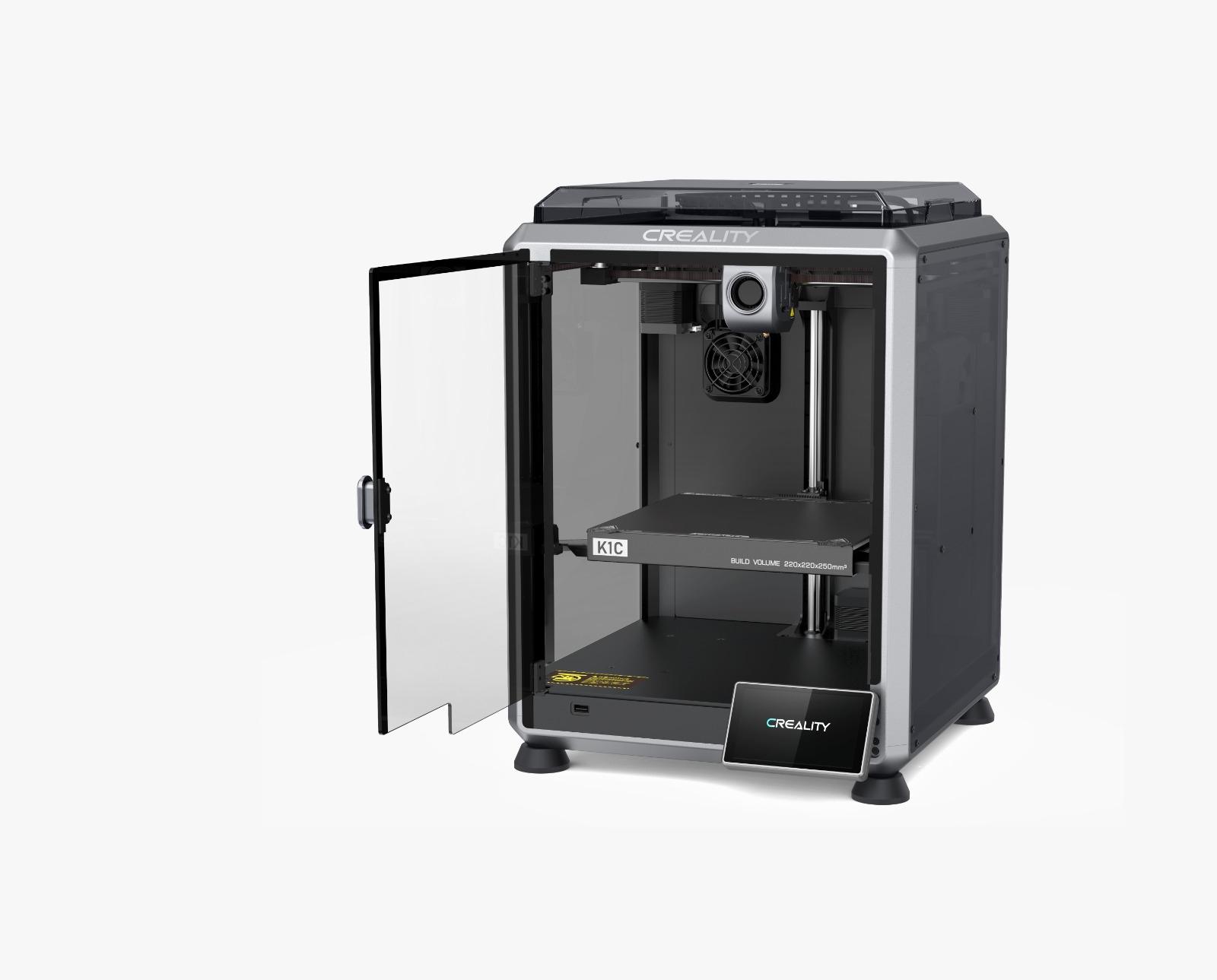 Açık cam kapılı, baskı tablası ve dahili kameralı Creality K1C 3D yazıcı, beyaz arka planda.