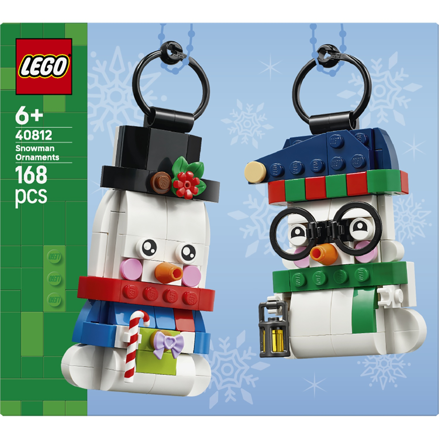 LEGO Sneeuwman Ornamenten set met twee bouwbare sneeuwmanfiguren met hoeden, sjaals en accessoires tegen een blauwe achtergrond.