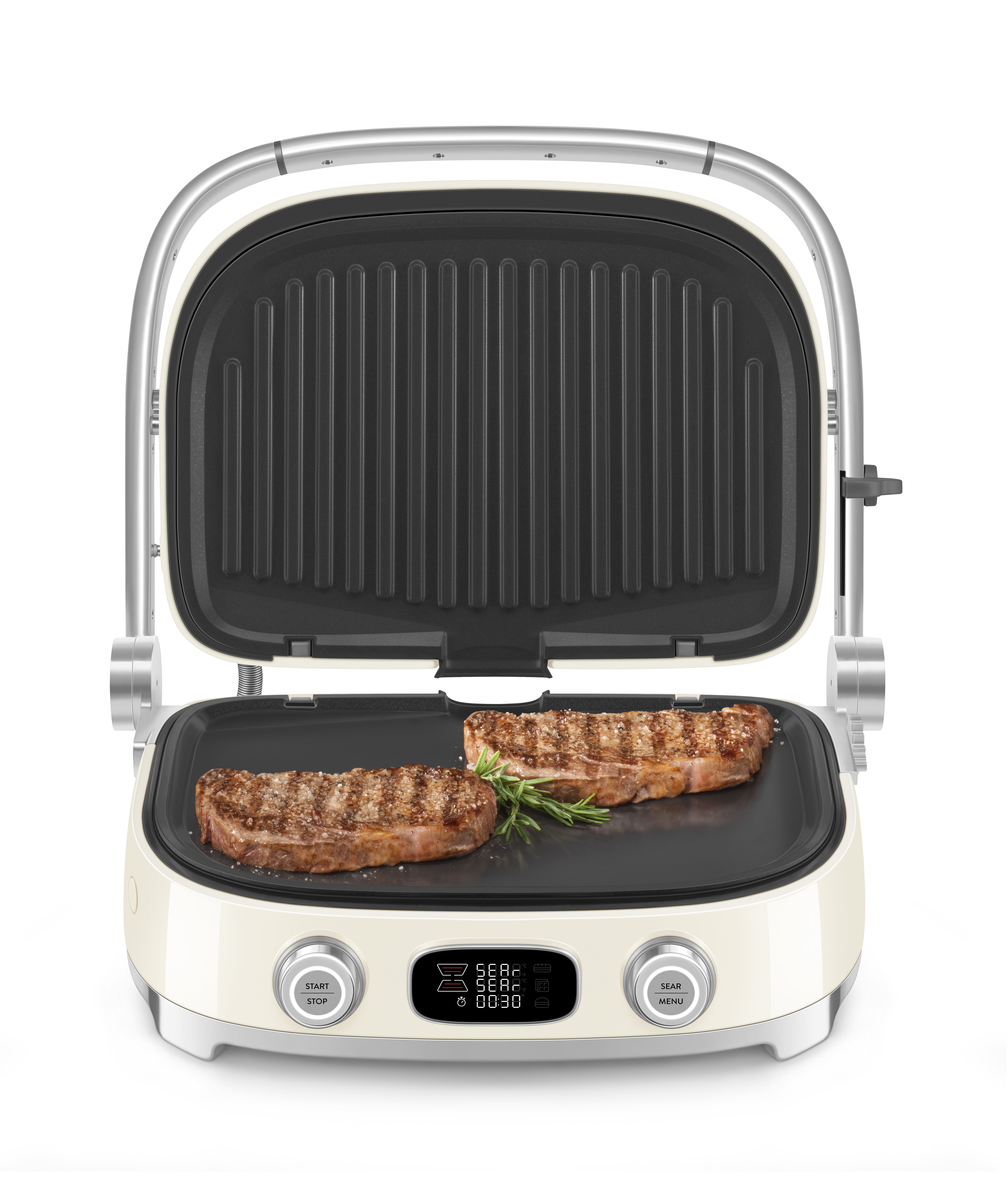 Ein offener, cremefarbener elektrischer Kontaktgrill mit zwei gebratenen Steaks und Rosmarin auf der unteren Platte.