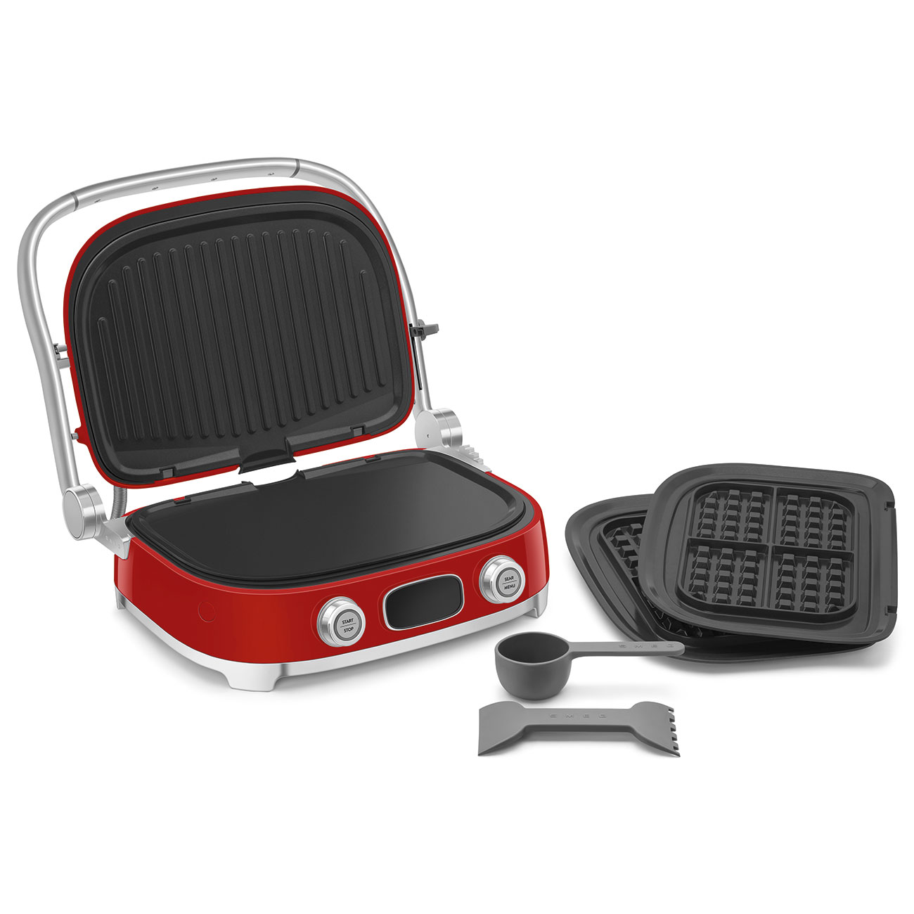 Ein roter Kontaktgrill mit offenem Deckel, Grillplatten, Waffelplatten, einer Schaufel und einem Schaber auf weißem Grund.