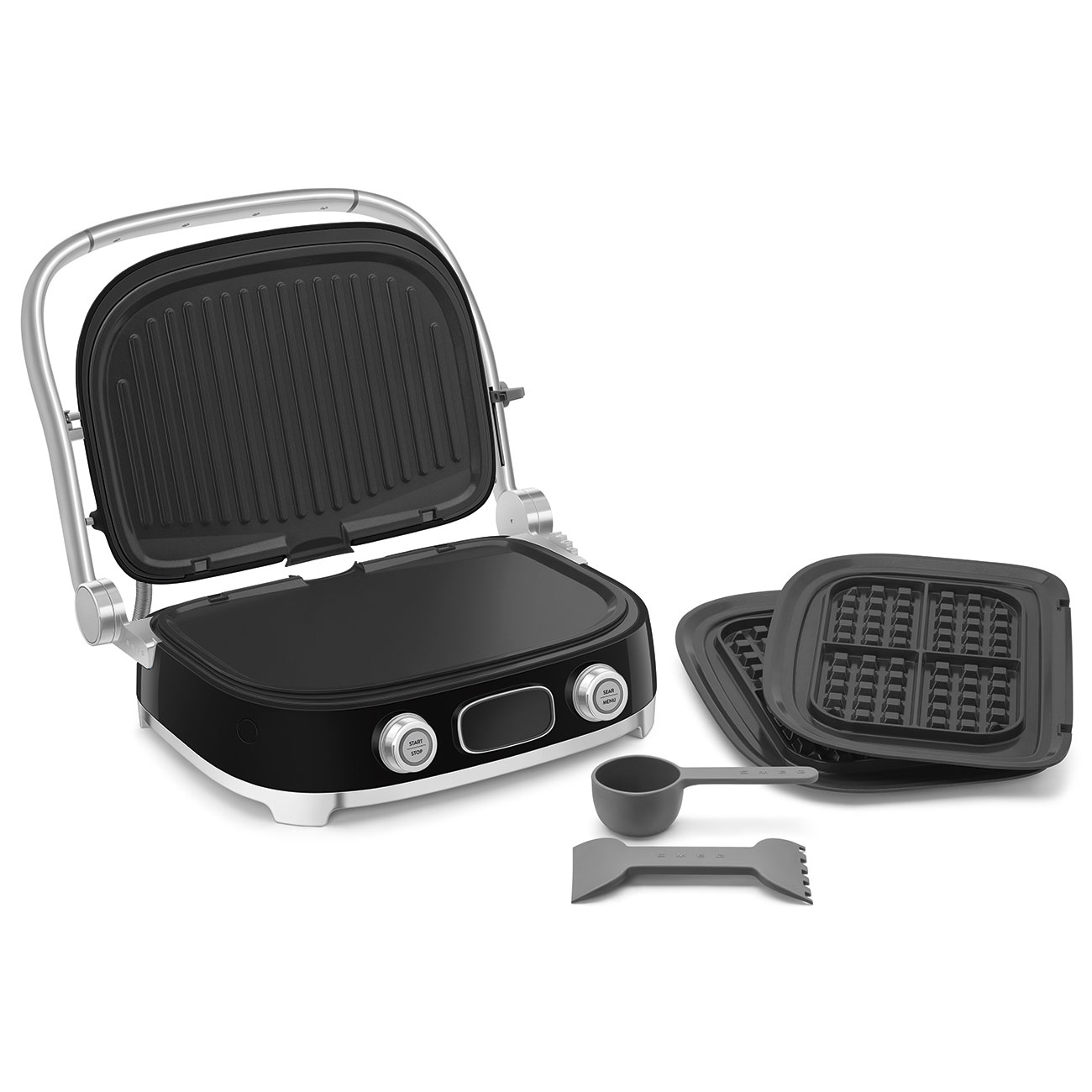 Schwarzer Elektrogrill mit offener Haube, Waffelplatten, Schaufel und Messbecher auf weißem Grund.