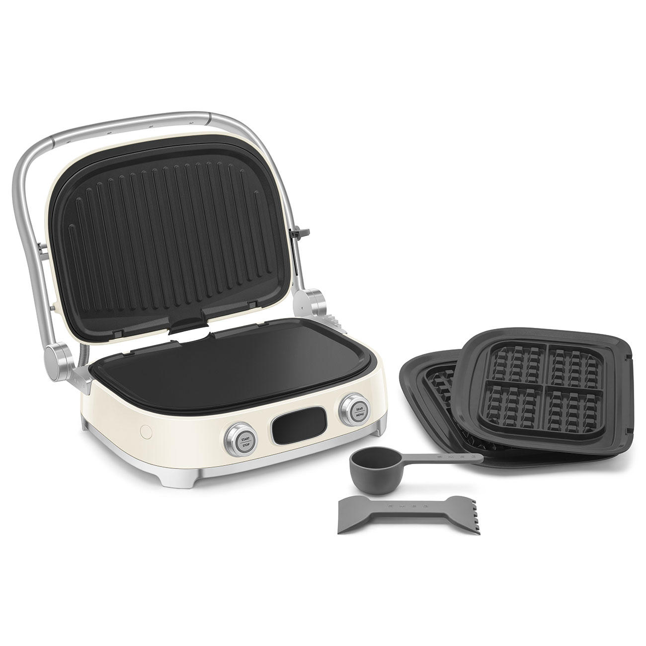 Creme-farbener Kontaktgrill mit offenem Deckel, Waffelplatten, Schaufel und Messlöffel auf weißem Hintergrund.
