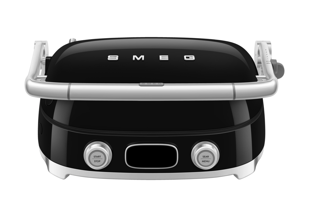 Schwarzer Smeg Kontaktgrill mit silbernem Griff und zwei Drehknöpfen auf schwarzem Hintergrund.