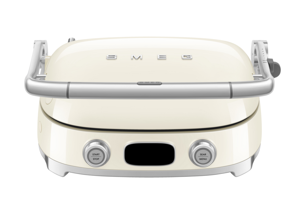 Ein cremeweisser Smeg Multigrill mit Metallgriff, Display und Drehknöpfen vor schwarzem Hintergrund.
