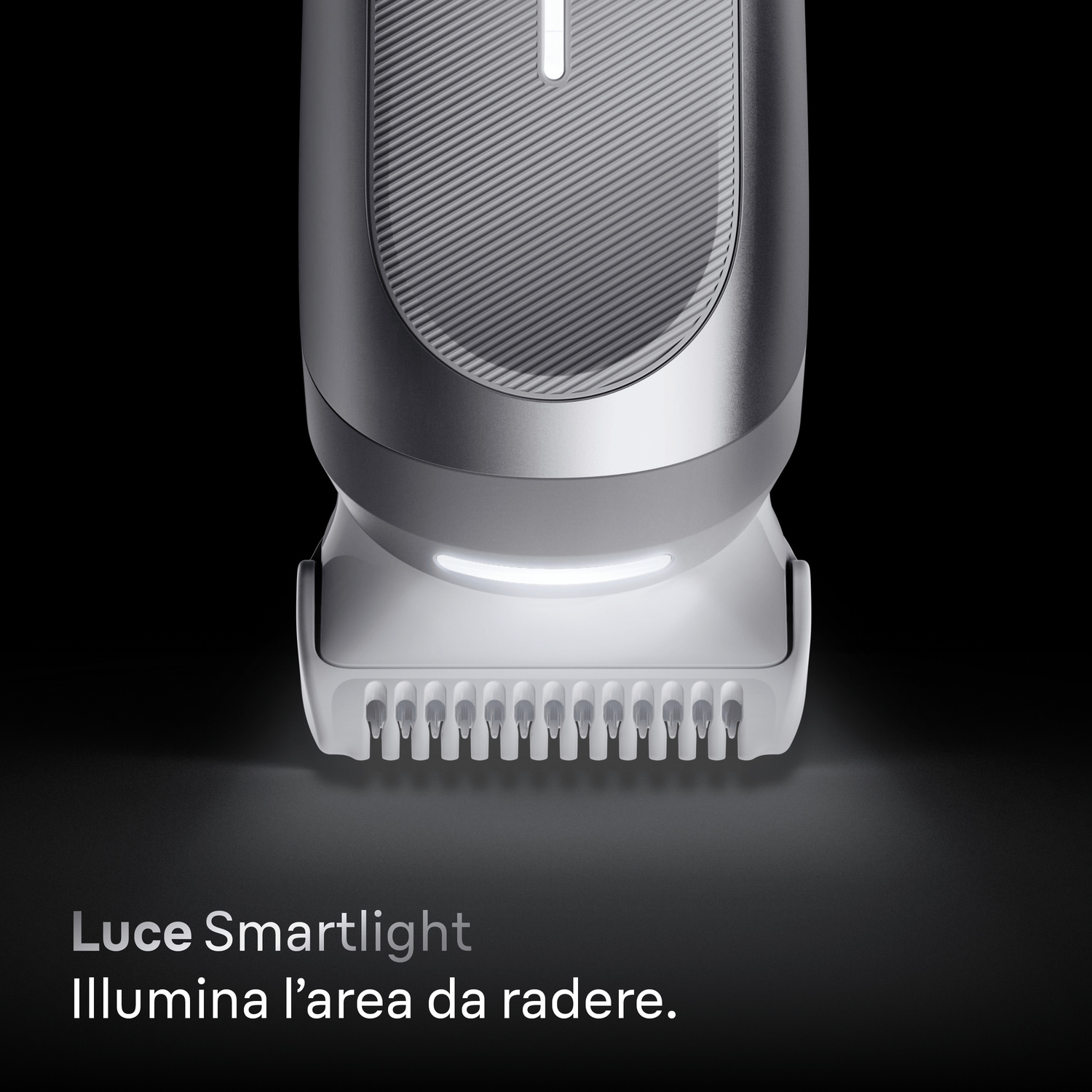 Un rasoio Smartlight illuminato con un accessorio a pettine bianco su sfondo nero.