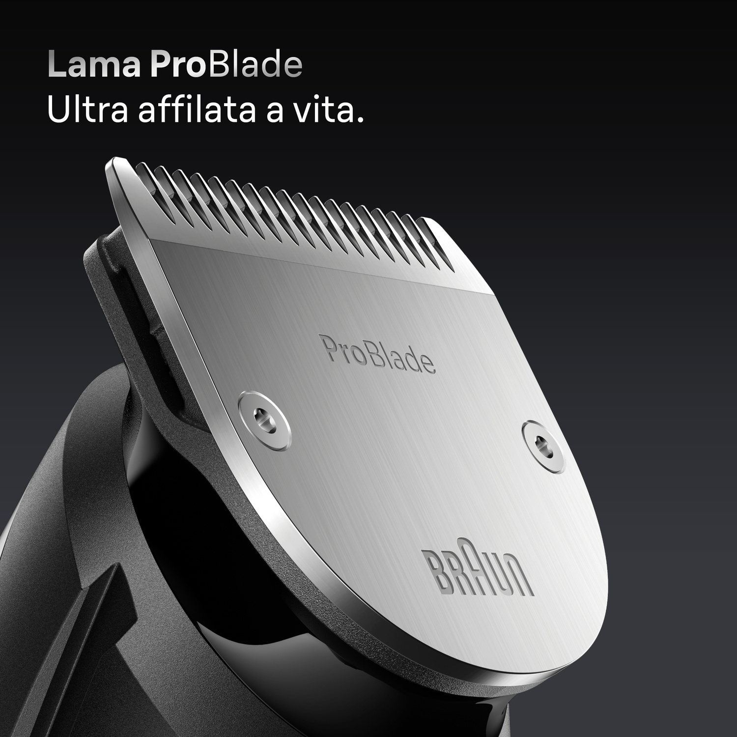 Primo piano di una lama tagliacapelli Braun ProBlade argentata su sfondo scuro.