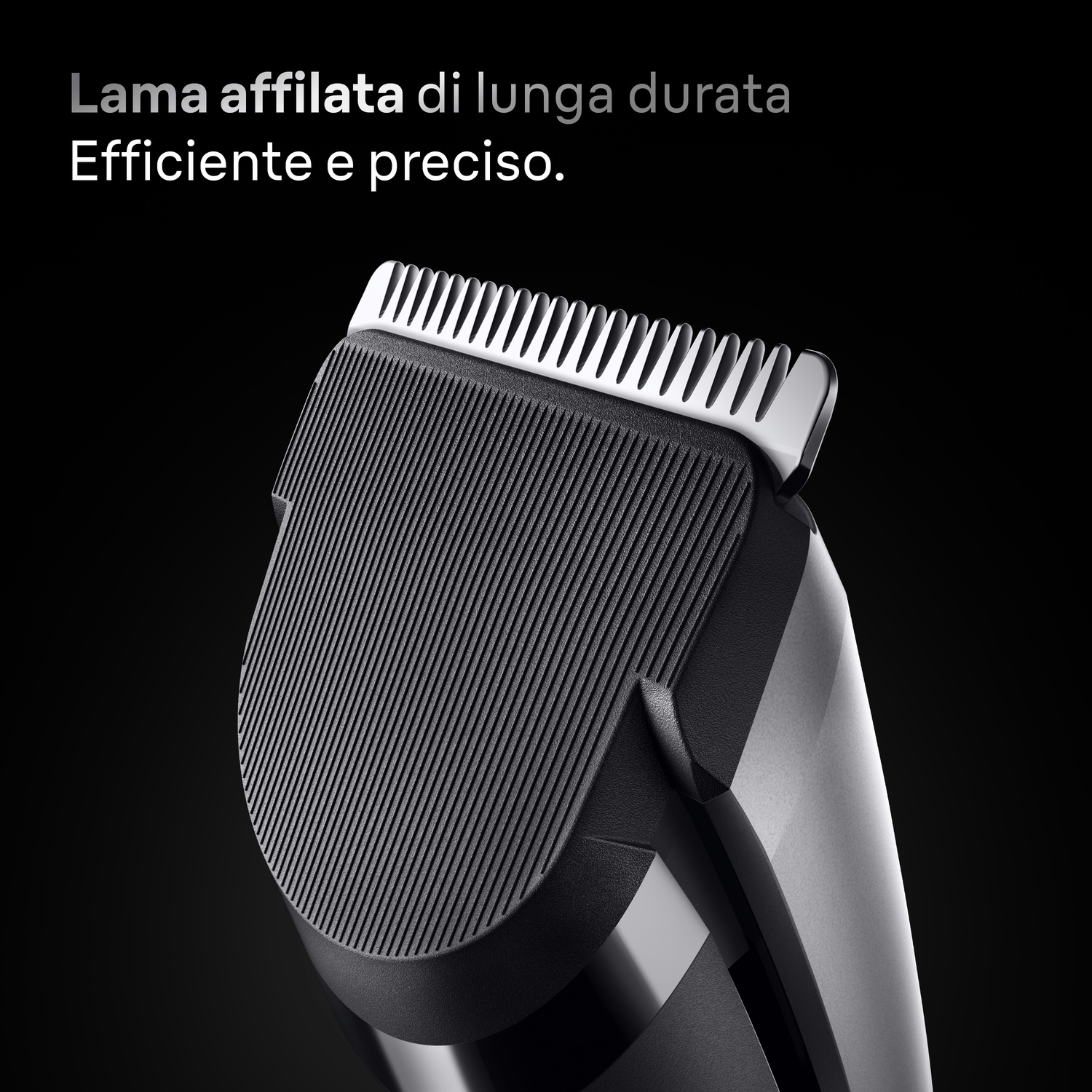 Primo piano di una testina taglia capelli con lame metalliche affilate e protezione nera su sfondo scuro.