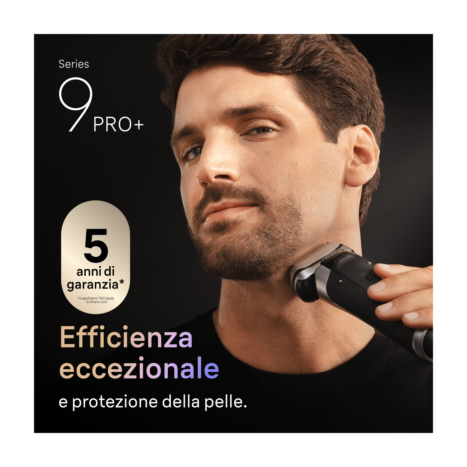 Un uomo si rade la barba usando un rasoio elettrico nero.