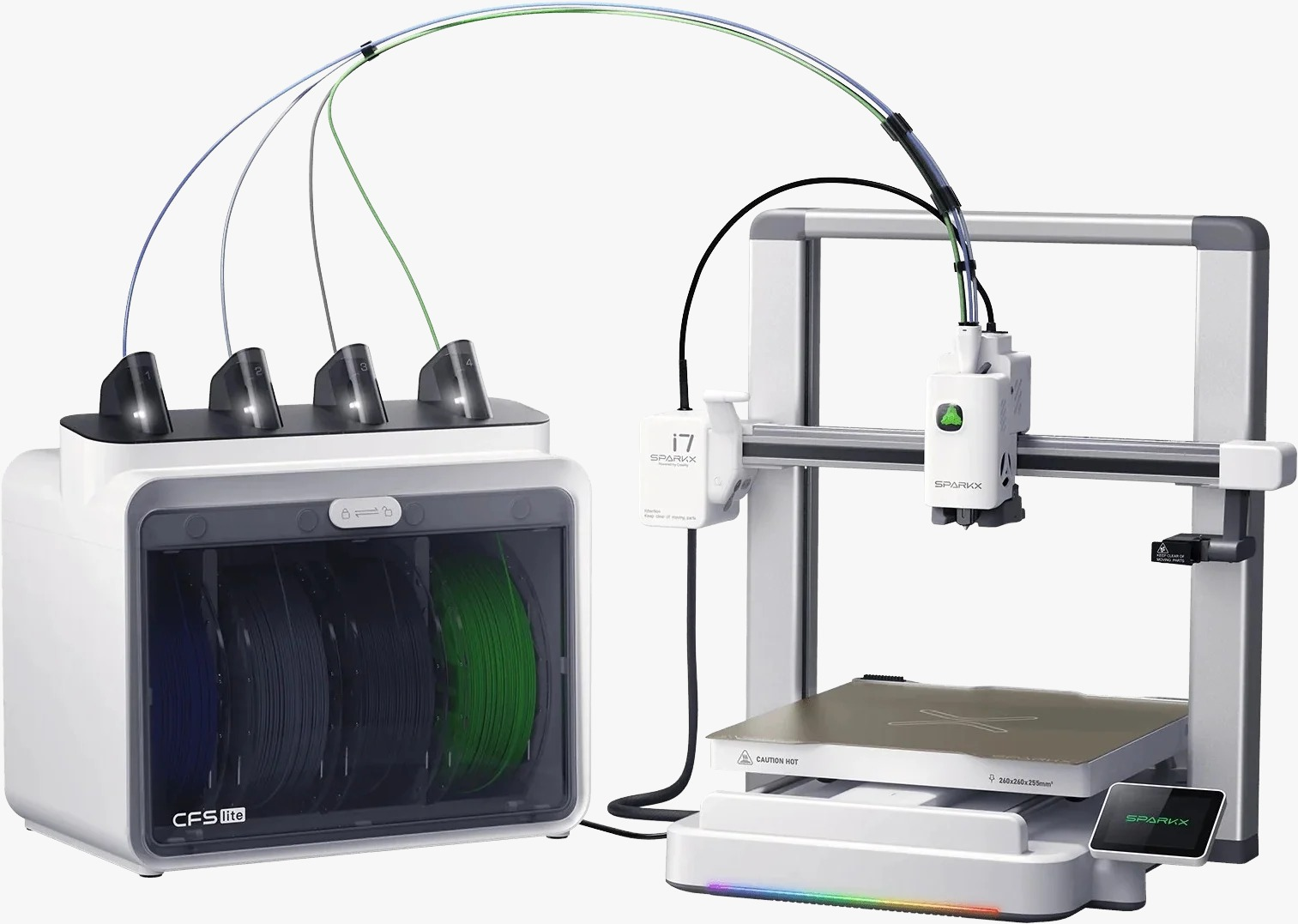 Dört renkli makara ve şeffaf besleme tüpleri içeren filament kutusuna bağlı beyaz arka planlı bir 3D yazıcı.
