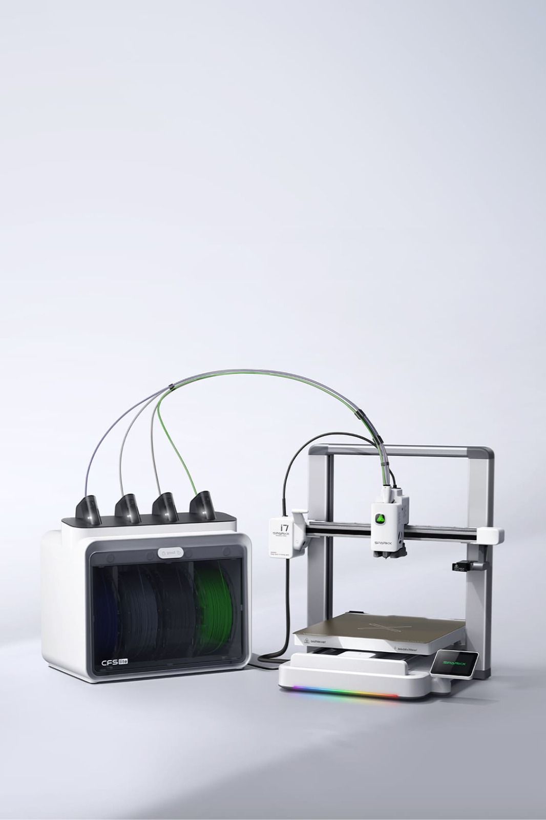 Açık renkli bir arka planda renkli kablolarıyla CFS Lite filament kutusunun yanında beyaz bir 3D yazıcı.
