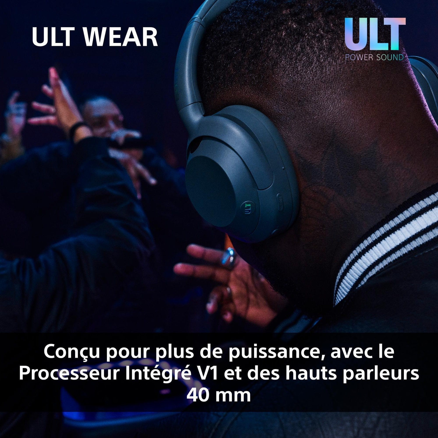 Une personne portant un casque gris ULT WEAR dans un concert tamisé avec du texte.