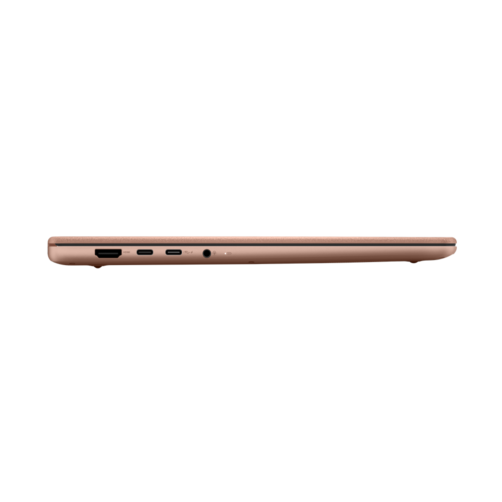 Seitenansicht eines dünnen roségoldenen Laptops mit Anschlüssen wie HDMI und USB-C vor schwarzem Hintergrund.