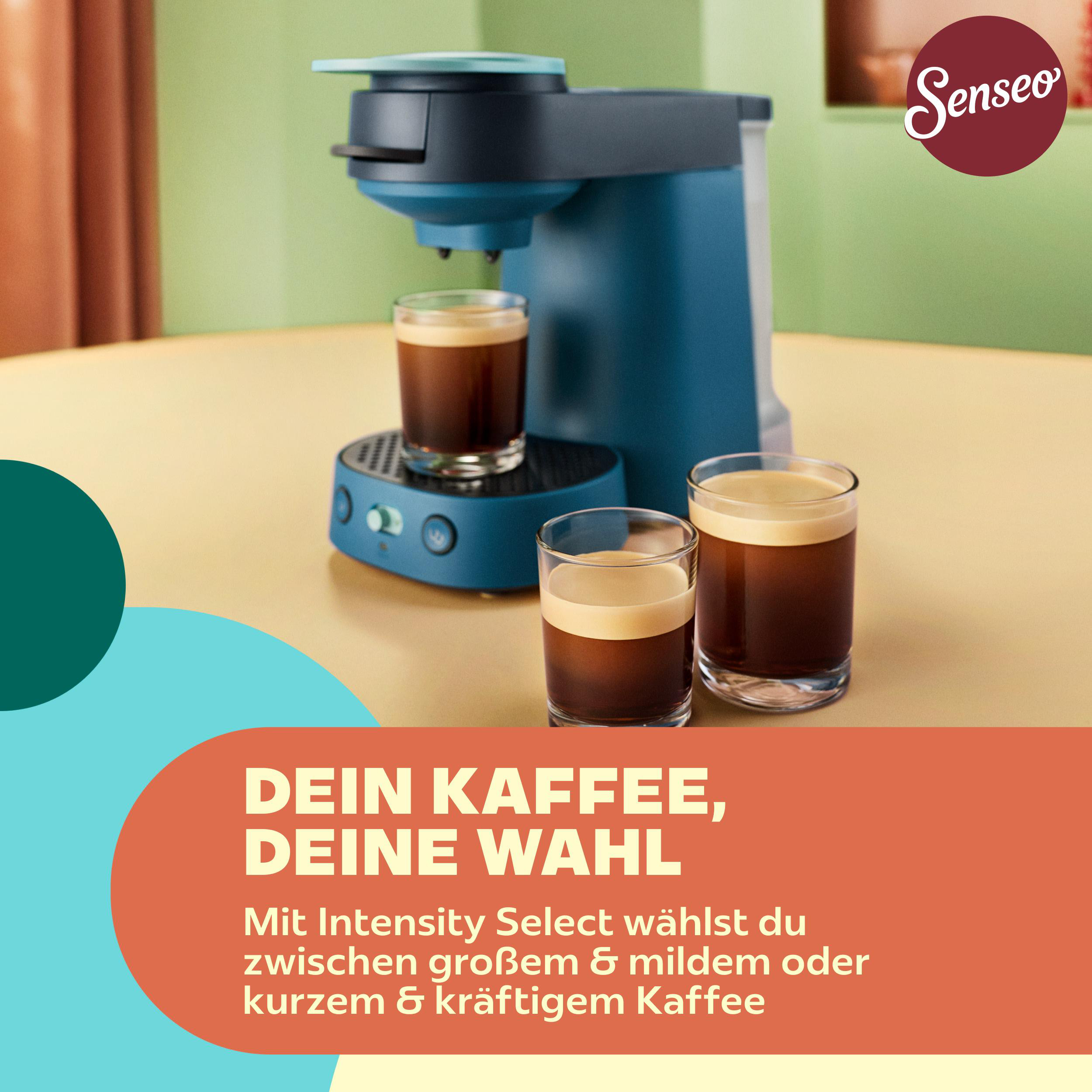 Eine blaue Senseo Kaffeemaschine auf einem Tisch mit drei Gläsern Kaffee mit Crema und Werbetext.
