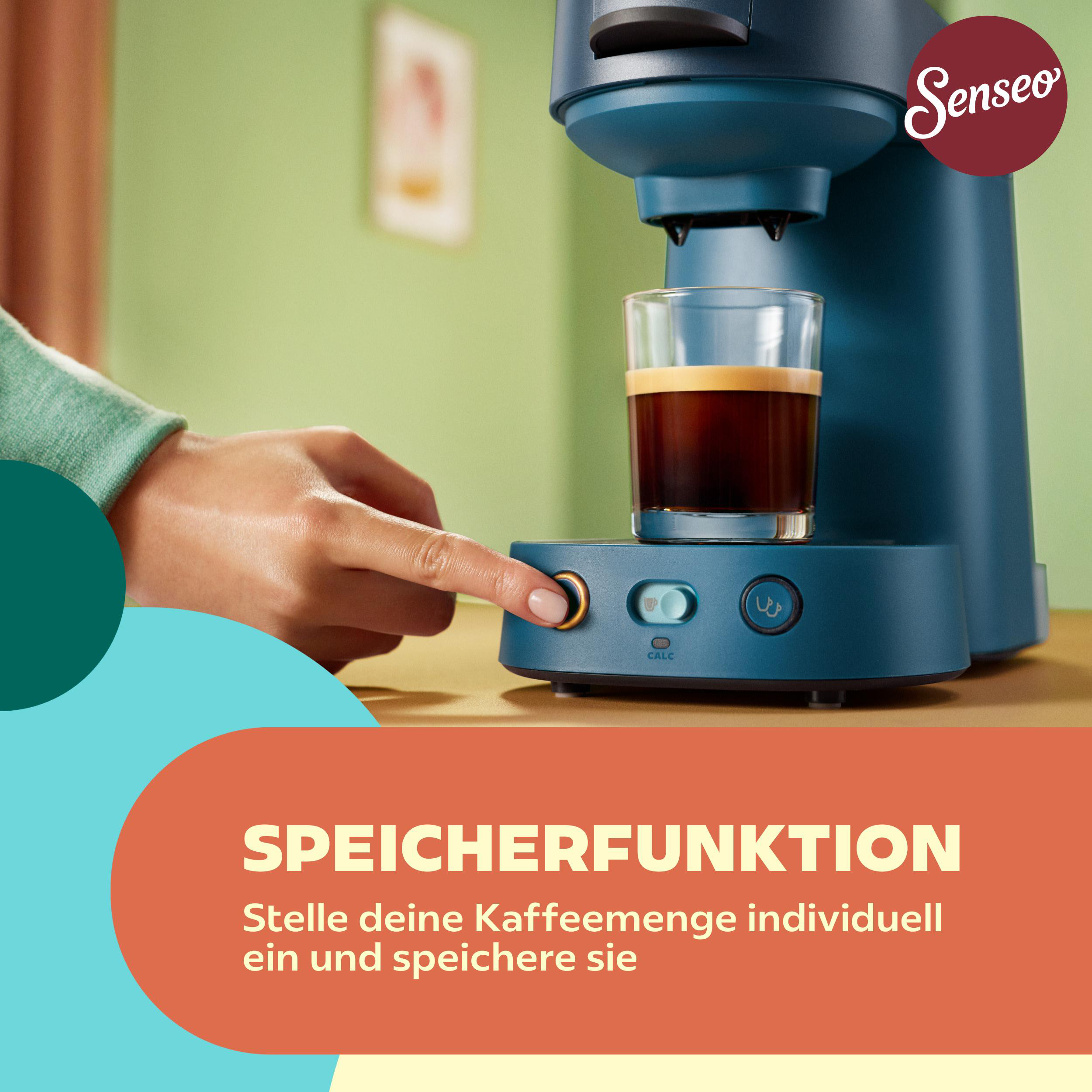 Eine Hand drückt den Knopf einer blauen Senseo-Kaffeemaschine, unter der ein Glas Kaffee steht.