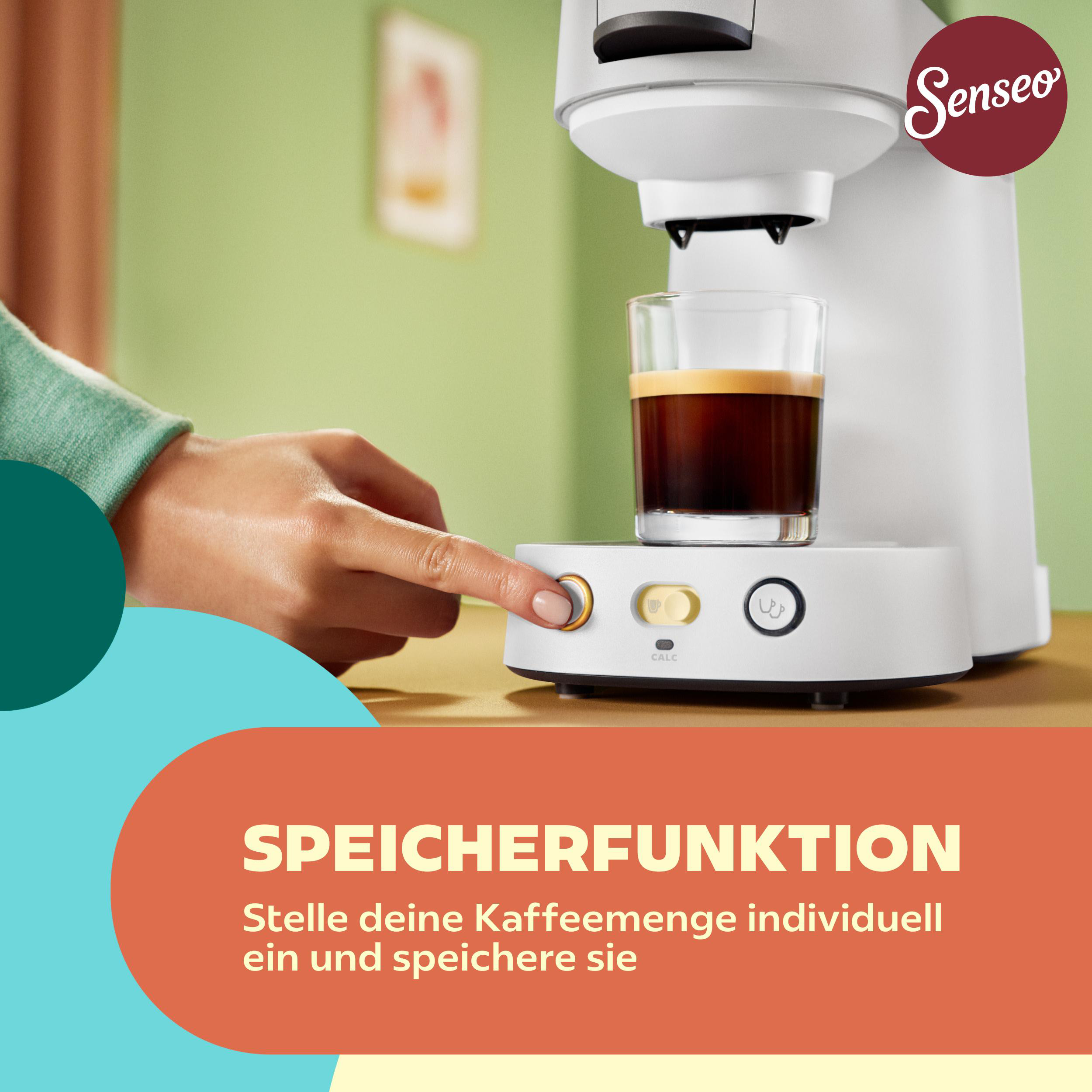 Eine Hand drückt den Knopf einer weißen Senseo-Kaffeemaschine mit einer Glas Tasse Kaffee.