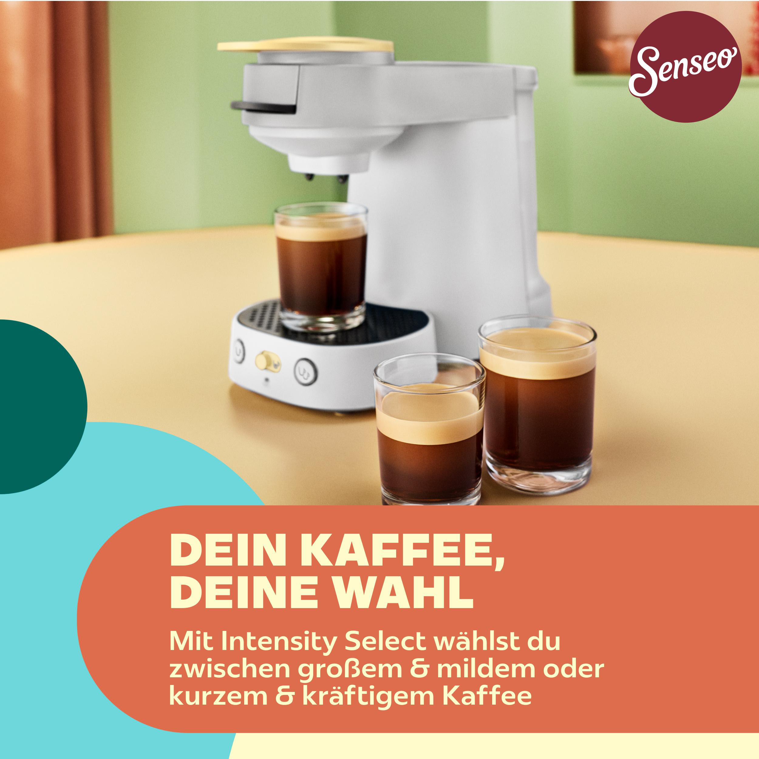 Eine weiße Senseo-Kaffeemaschine auf einem Tisch mit drei Kaffeegläsern vor grünem Hintergrund mit Text.