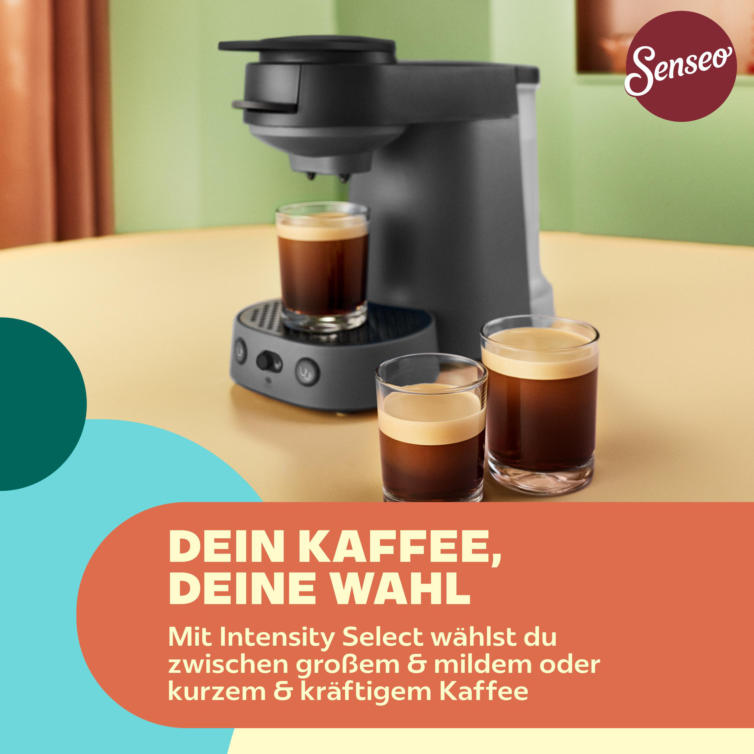 Eine schwarze Senseo Kaffeemaschine auf einem Tisch mit drei Gläsern frischem Kaffee.