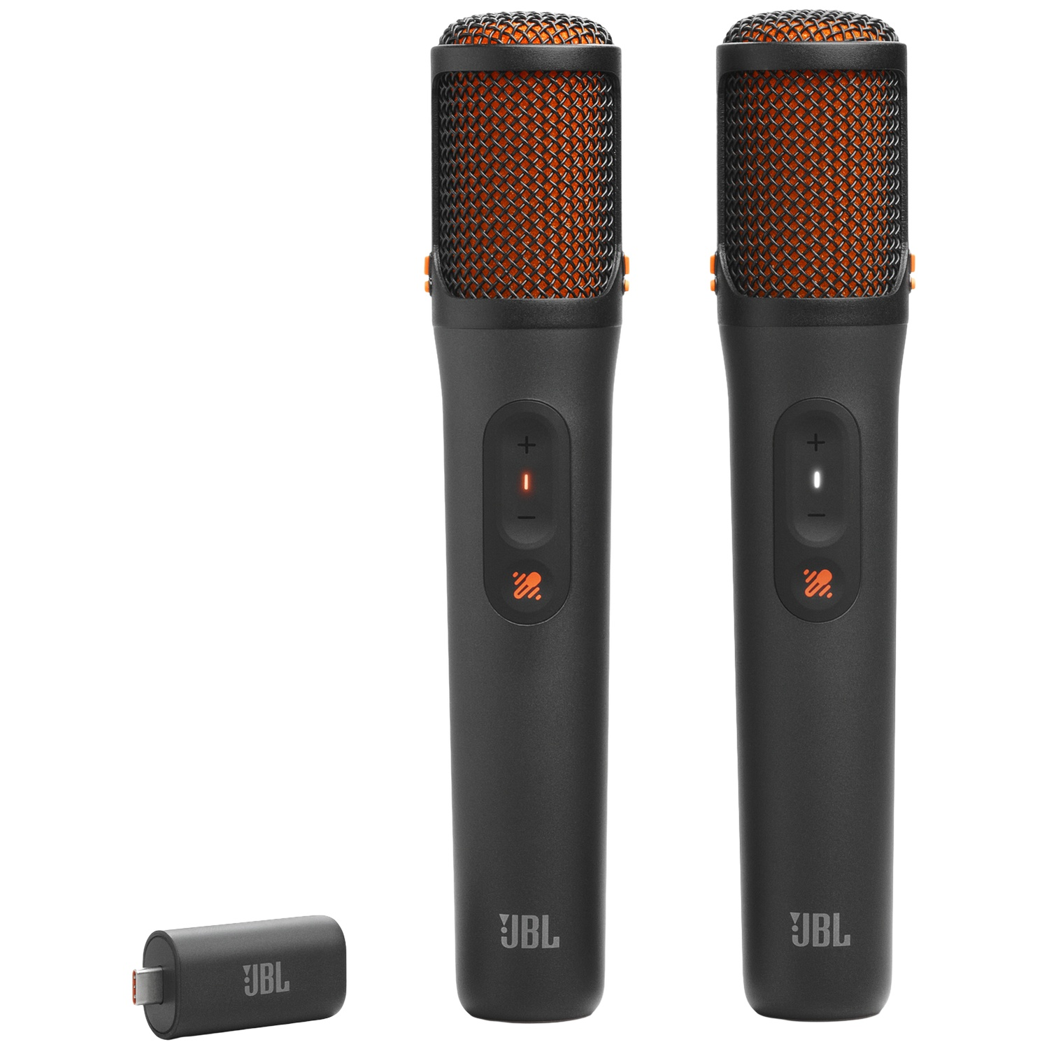 Twee zwarte JBL-microfoons met oranje accenten en een kleine USB-ontvanger op een witte achtergrond.