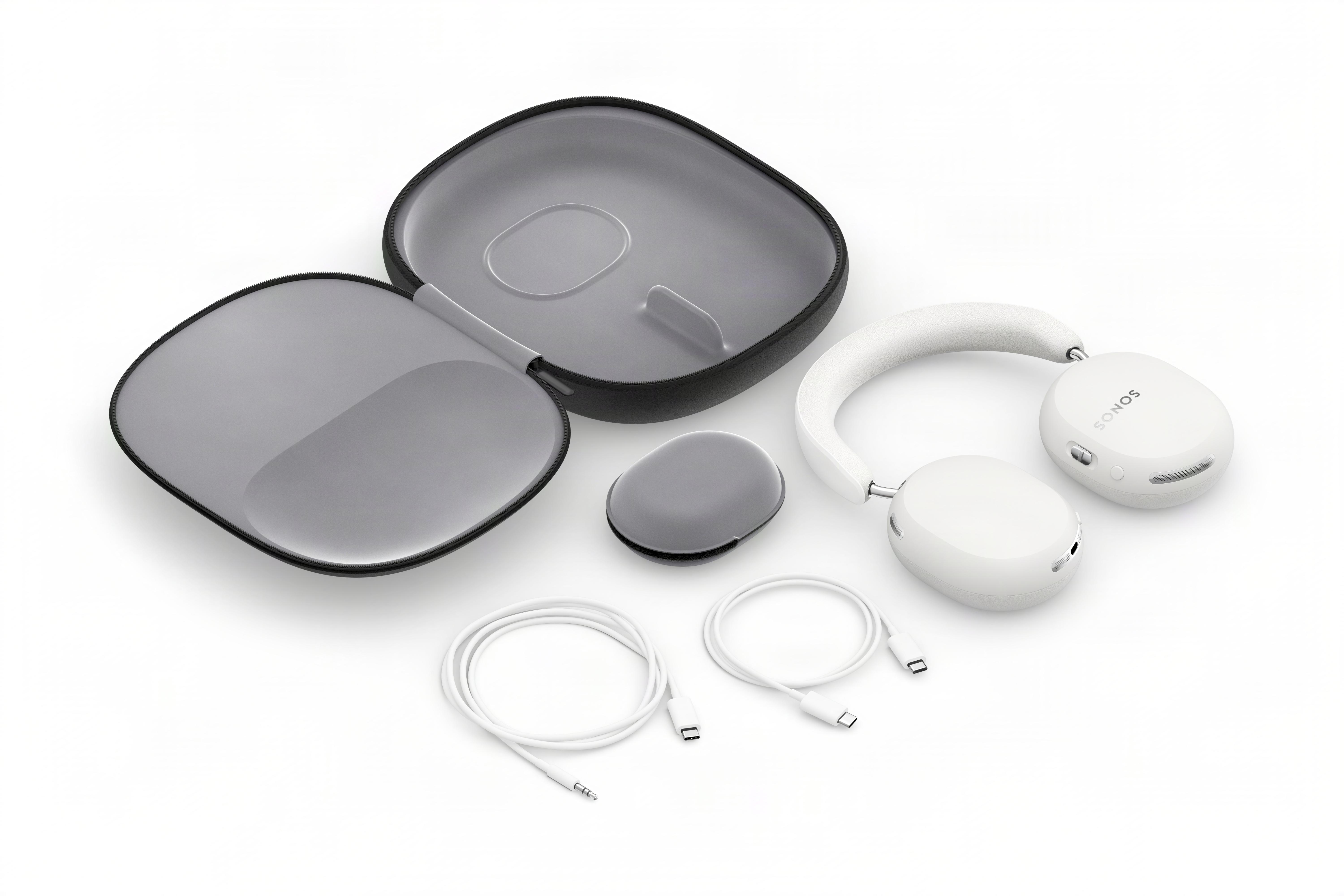 Weisse Sonos-Over-Ear-Kopfhoerer, ein graues offenes Etui, ein runder Pod und zwei weisse USB-Kabel auf Weiss.