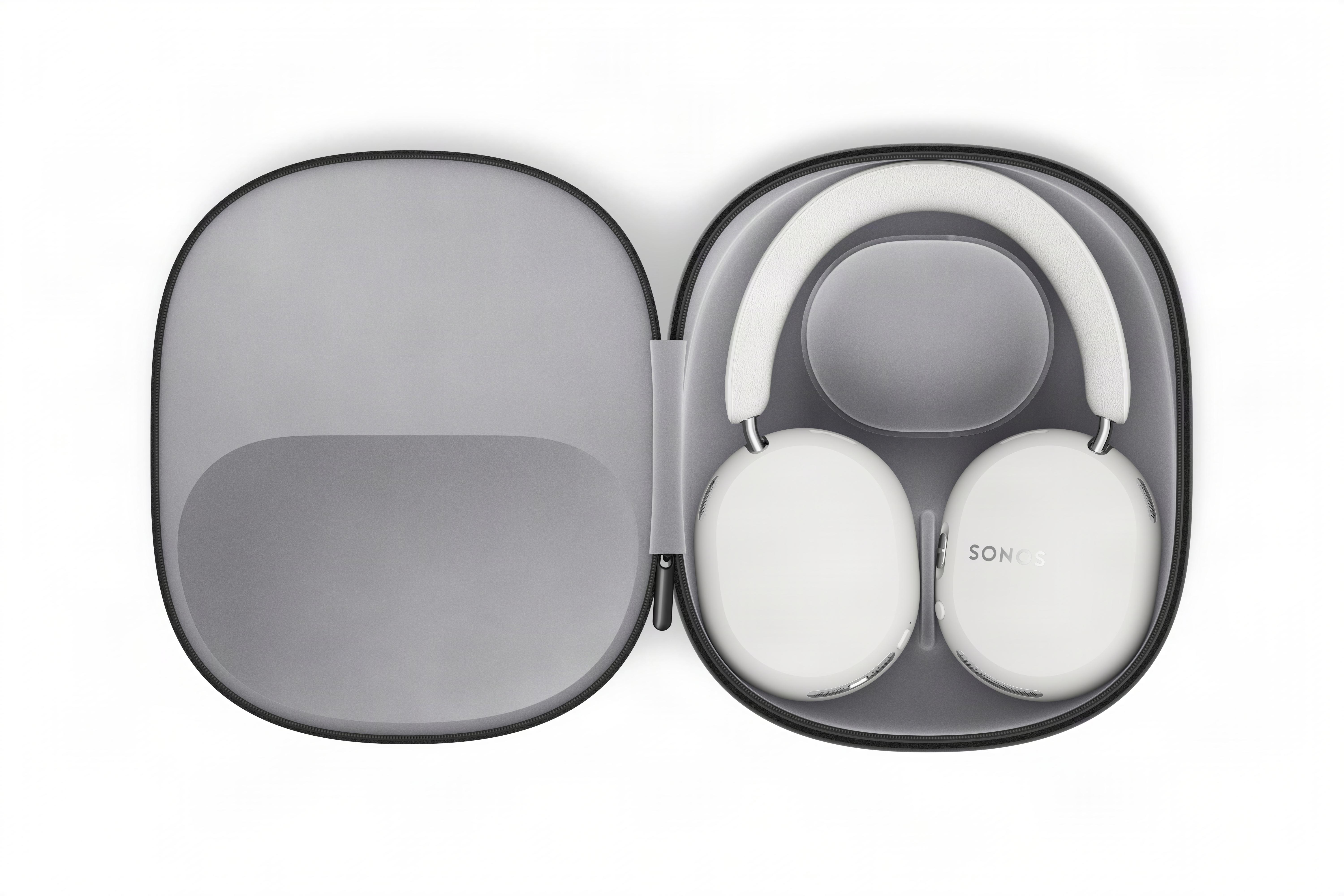 Weiße Sonos-Kopfhörer ordentlich in einem grauen Hartschalenetui auf weißem Hintergrund.