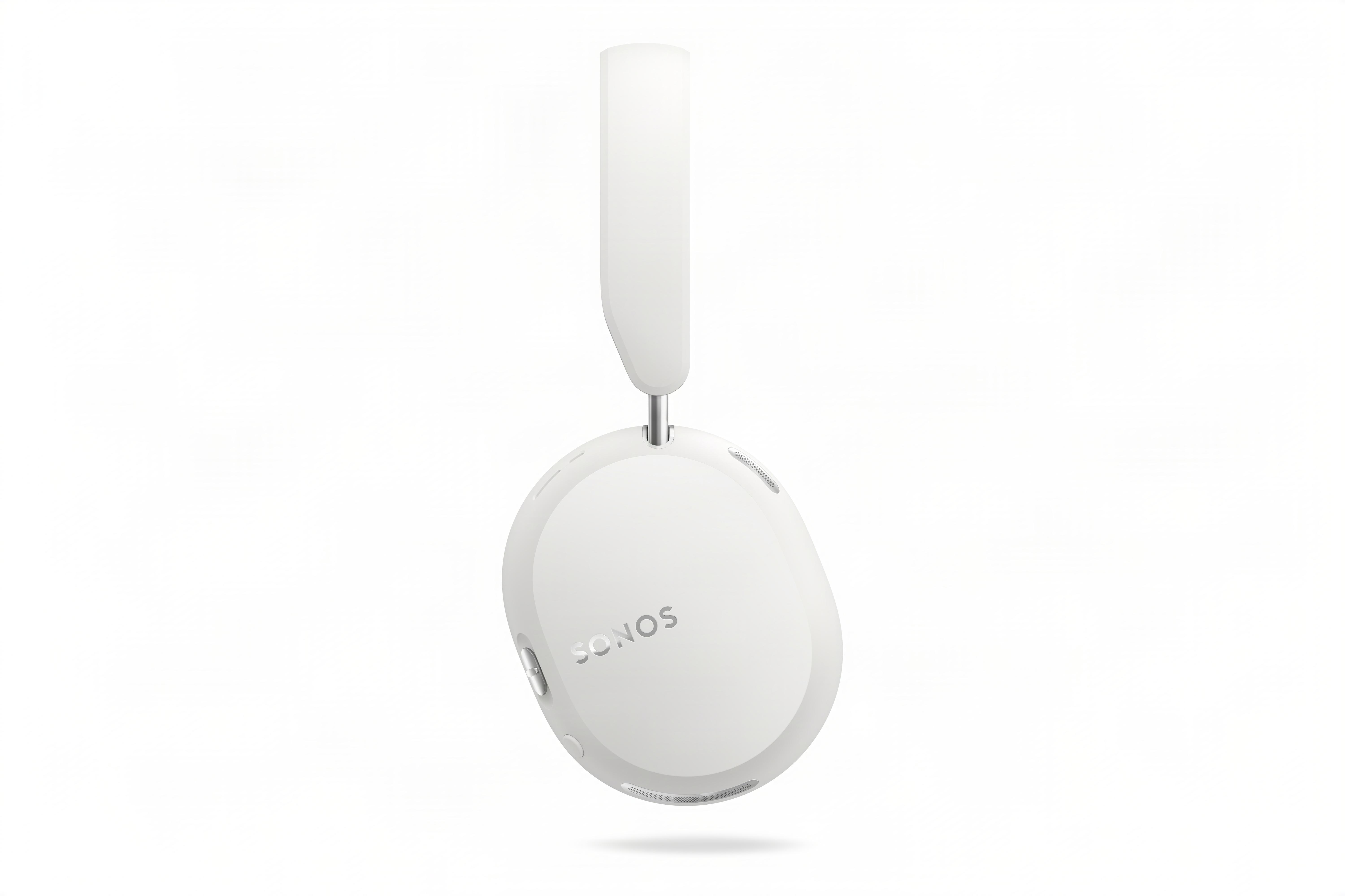 Weiße Sonos-Over-Ear-Kopfhörer mit abgewinkeltem Kopfband vor weißem Hintergrund.