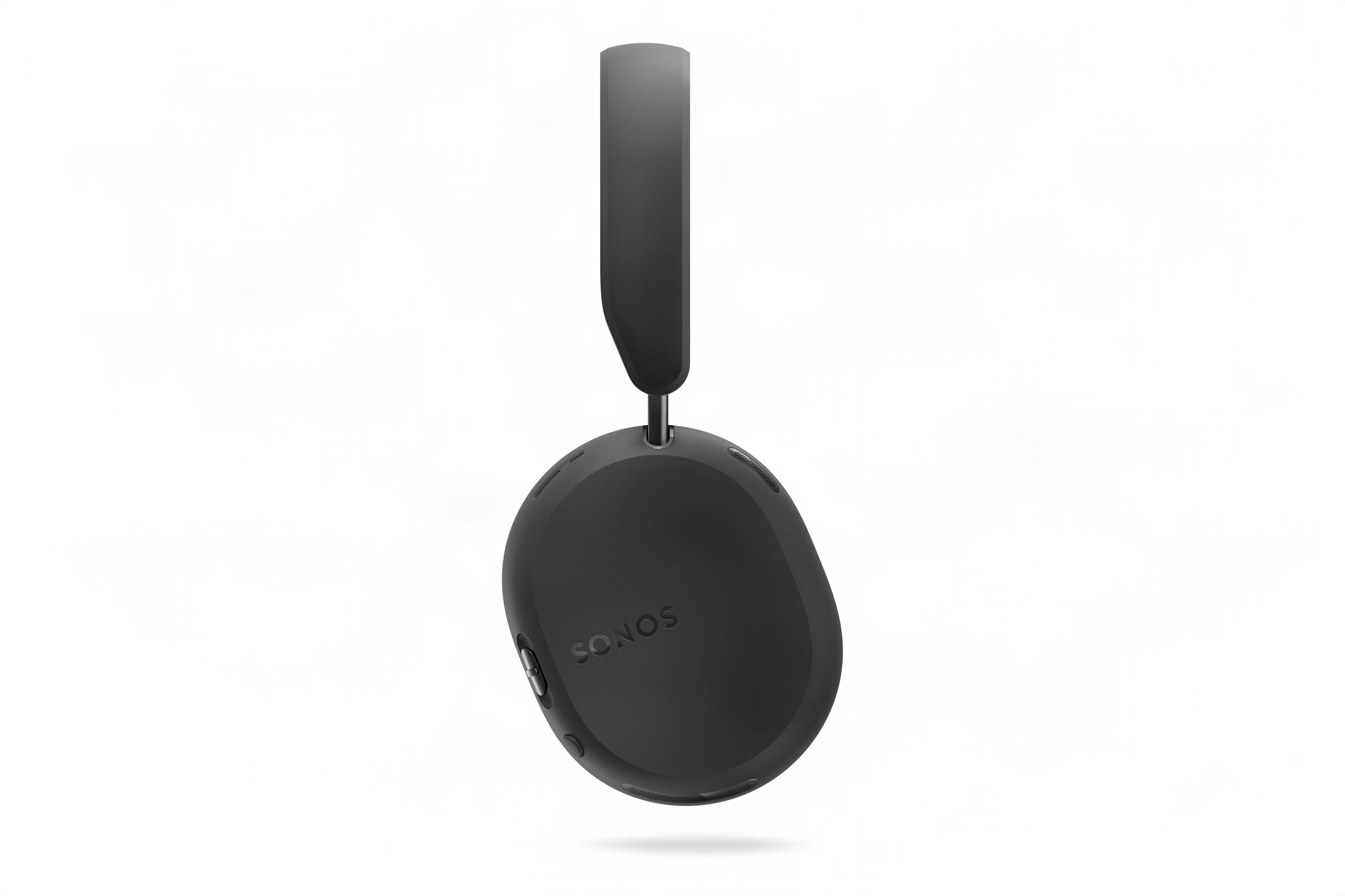 Eine schwarze Sonos Over-Ear-Kopfhörermuschel von der Seite vor weißem Hintergrund.