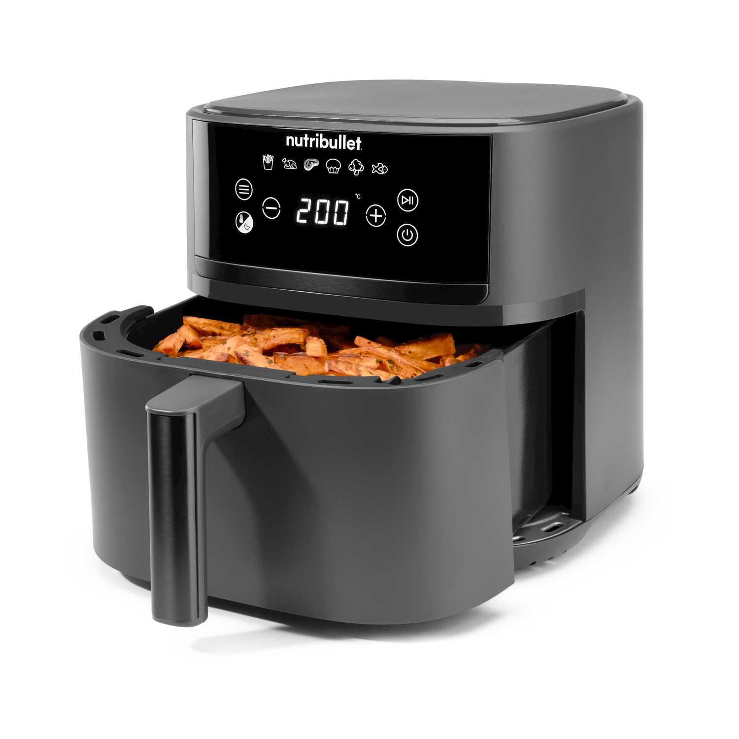 Una friggitrice ad aria Nutribullet grigia con un cestello aperto pieno di patatine dolci.