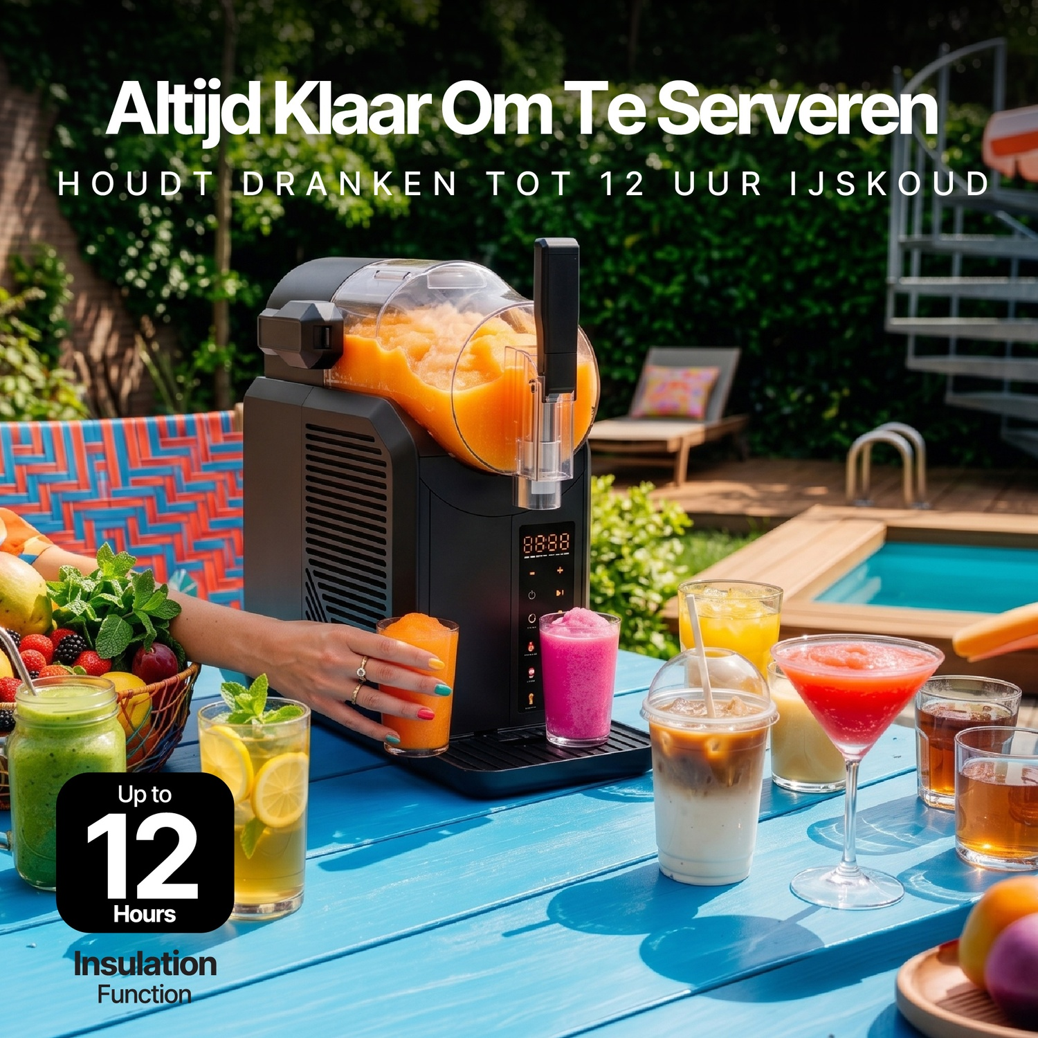 Een zwarte slush-machine op een blauwe tafel buiten, omringd door drankjes bij een zwembad met tekst.