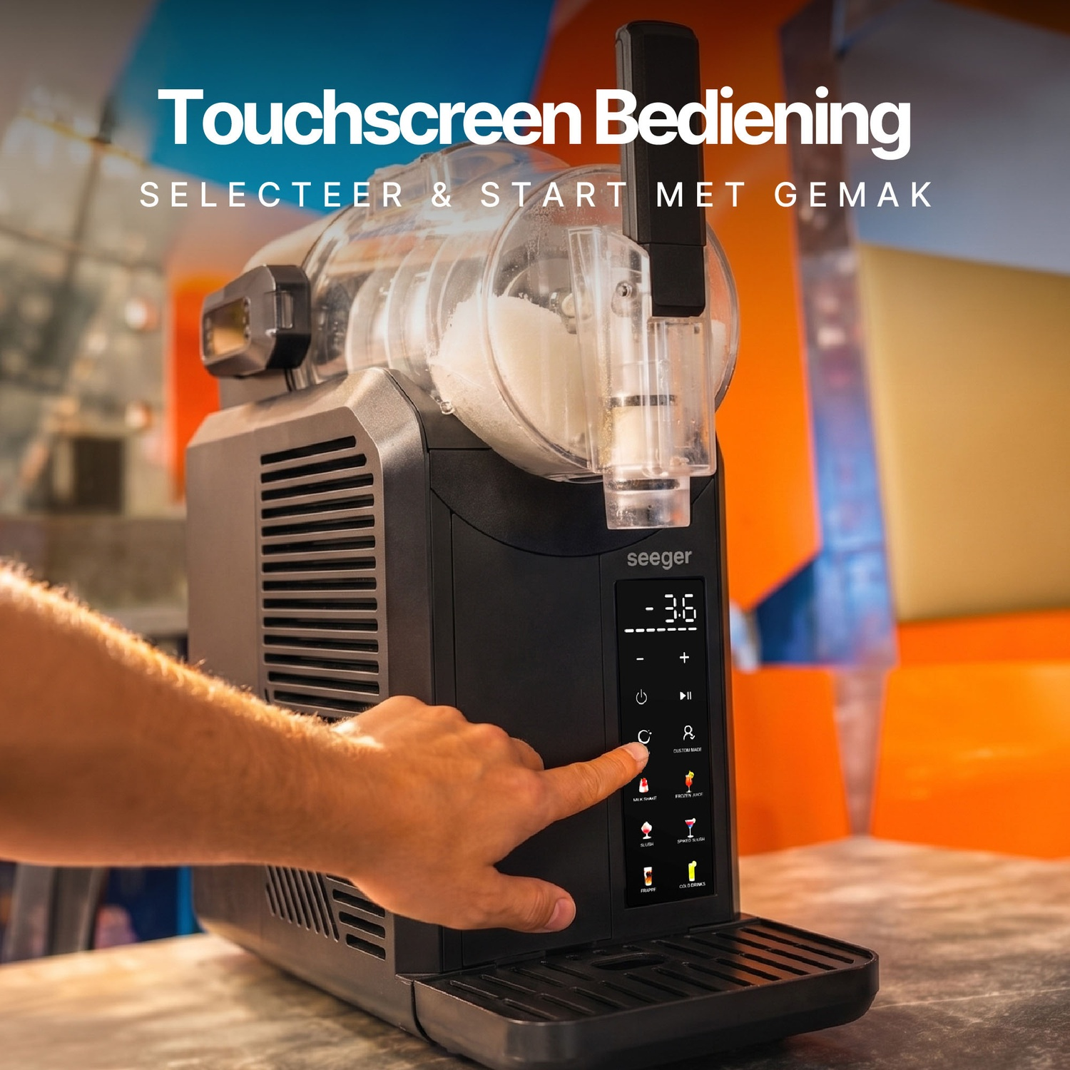 Hand raakt het touchscreen aan van een zwarte Seeger slushmachine op een aanrecht.
