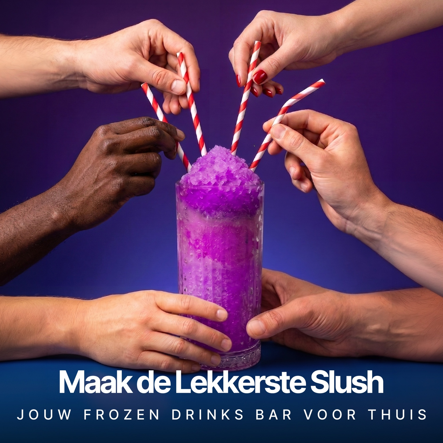 Verschillende handen houden rood-witte rietjes in een grote paarse slush-drank tegen een blauwe achtergrond.