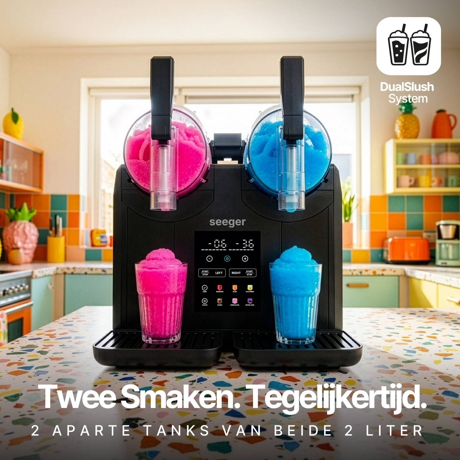 Zwarte dual slush-machine met roze en blauwe tanks, gevulde glazen en een kleurrijke keuken op de achtergrond.
