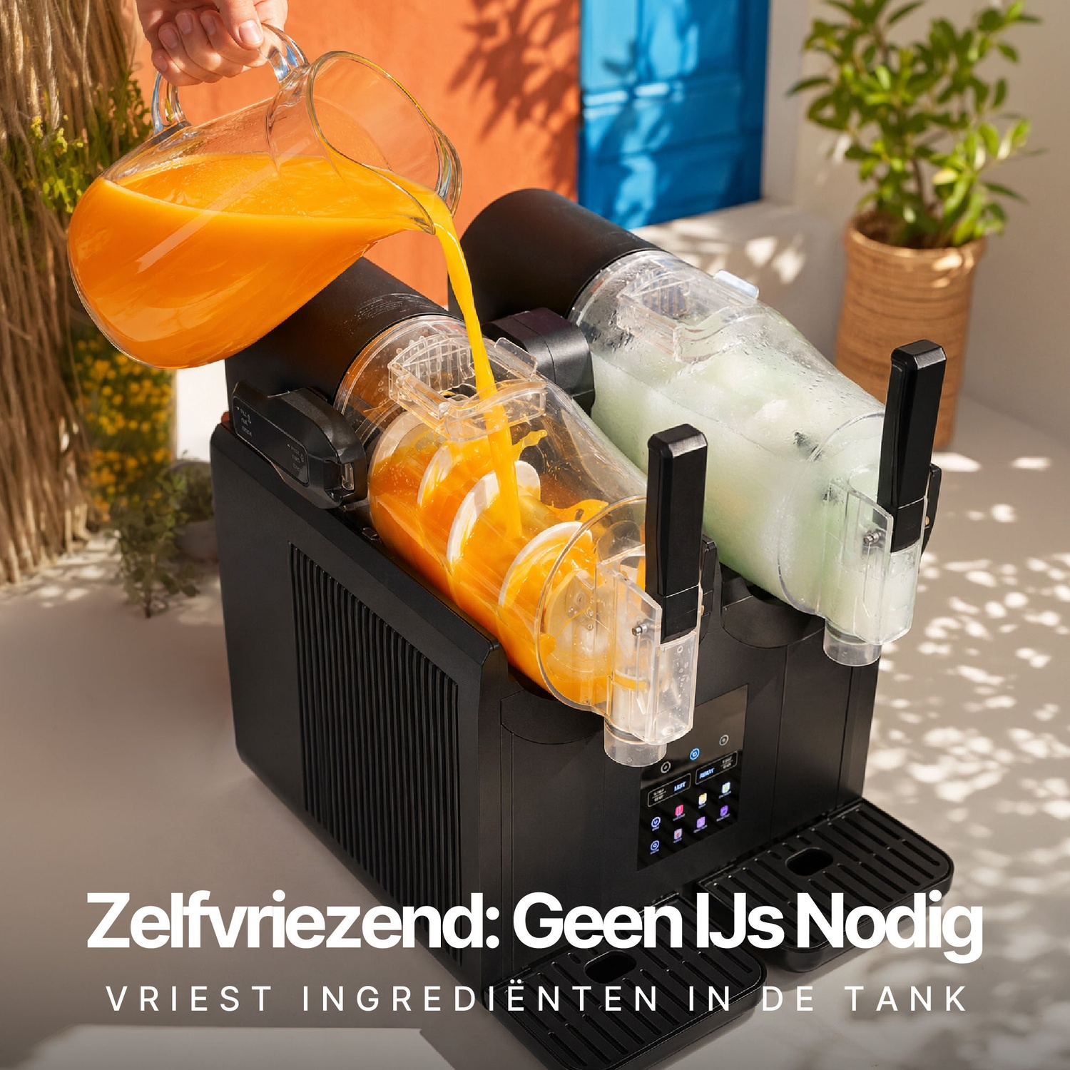 Sinaasappelsap wordt uit een kan in de linker kamer van een zwarte slushmachine gegoten.