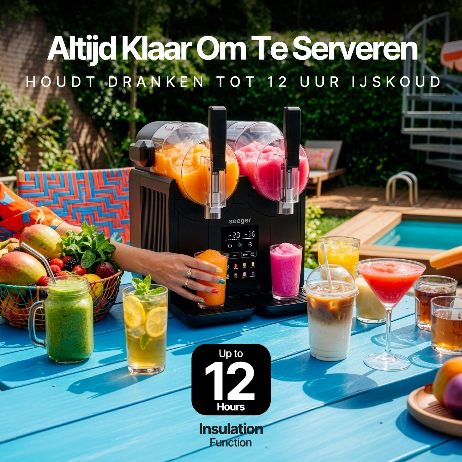 Een slush-ijsmachine op een buitentafel, omringd door verschillende drankjes, fruit en een zwembad.