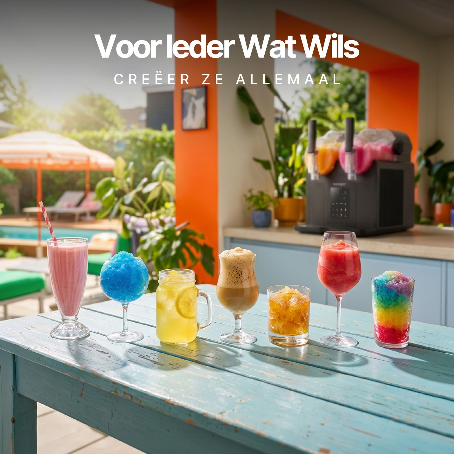 Een kleurrijke selectie drankjes en slushies op een blauwe houten tafel buiten, met een slush-machine op de achtergrond.